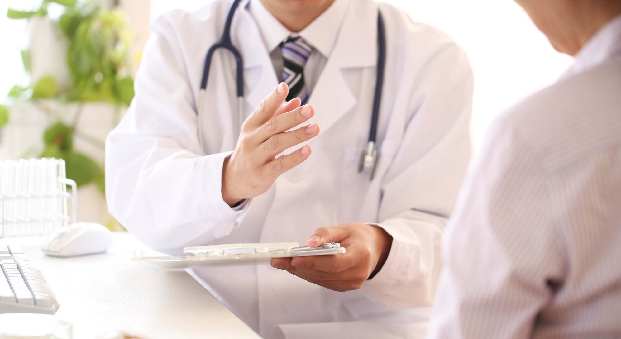 Hombre charlando con el médico