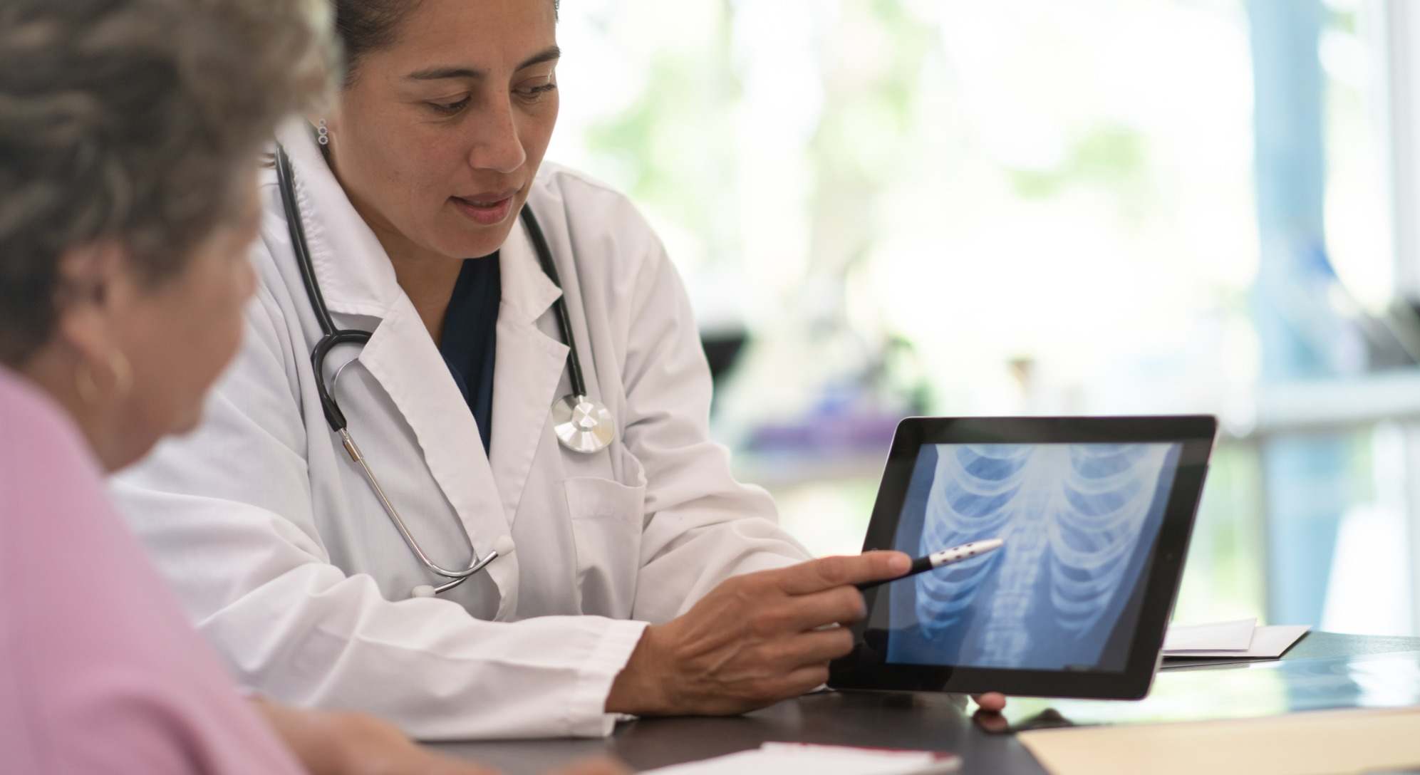 Mujer en la consulta del médico