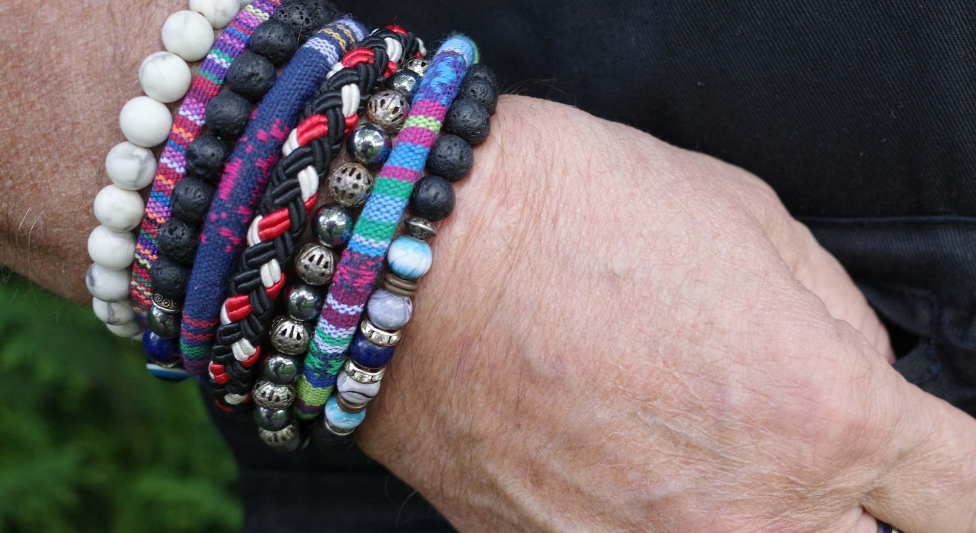 Muñeca con muchas pulseras de colores