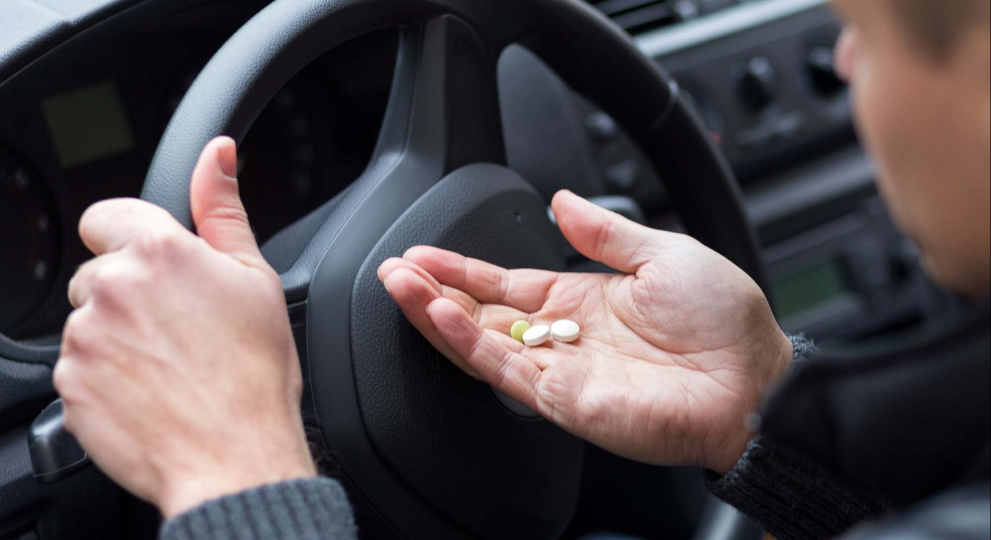 Hombre con medicamentos en el coche