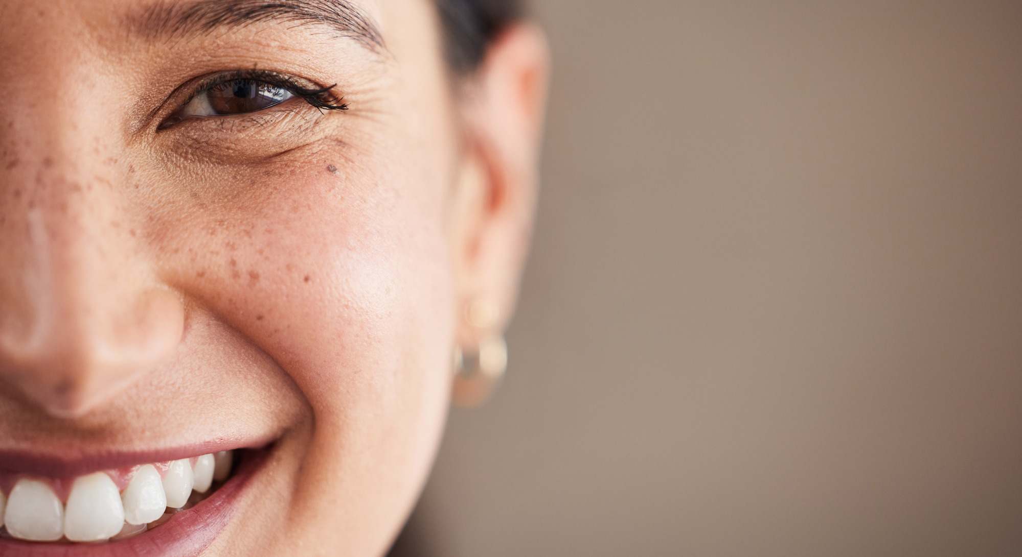 Media cara de mujer sonriendo