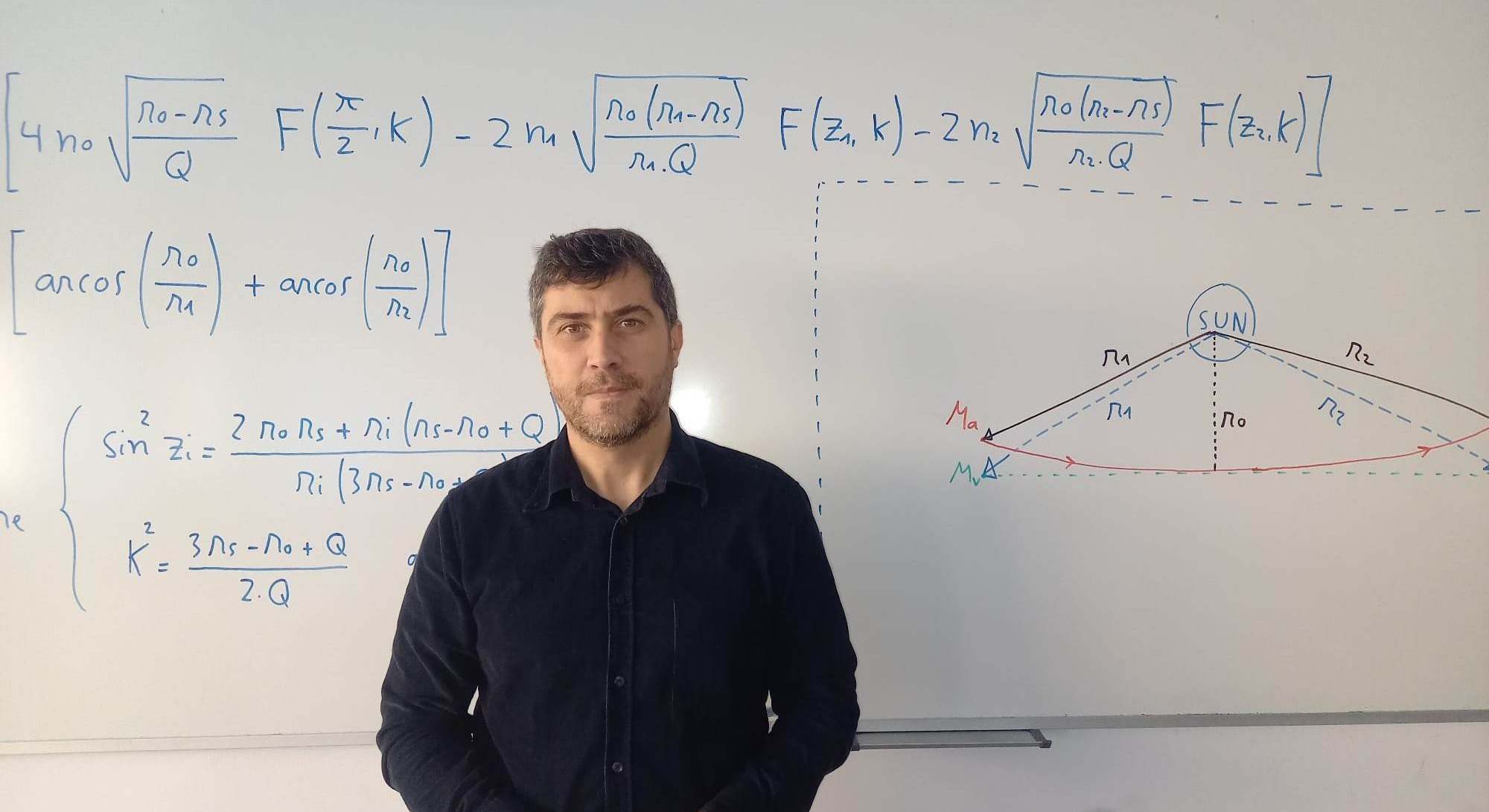 El profesor Óscar del Barco Novillo junto a sus ecuaciones. / Universidad de Murcia