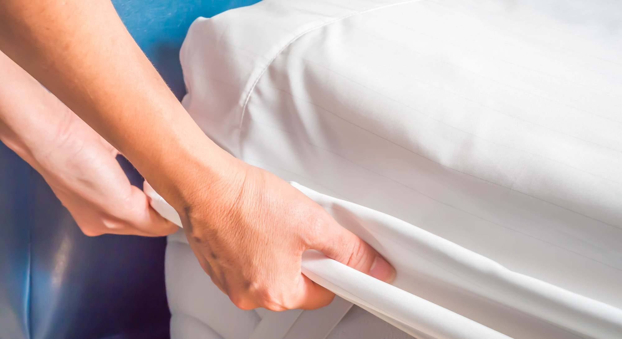 Una mujer cambia las sábanas de la cama. / Foto: iStock