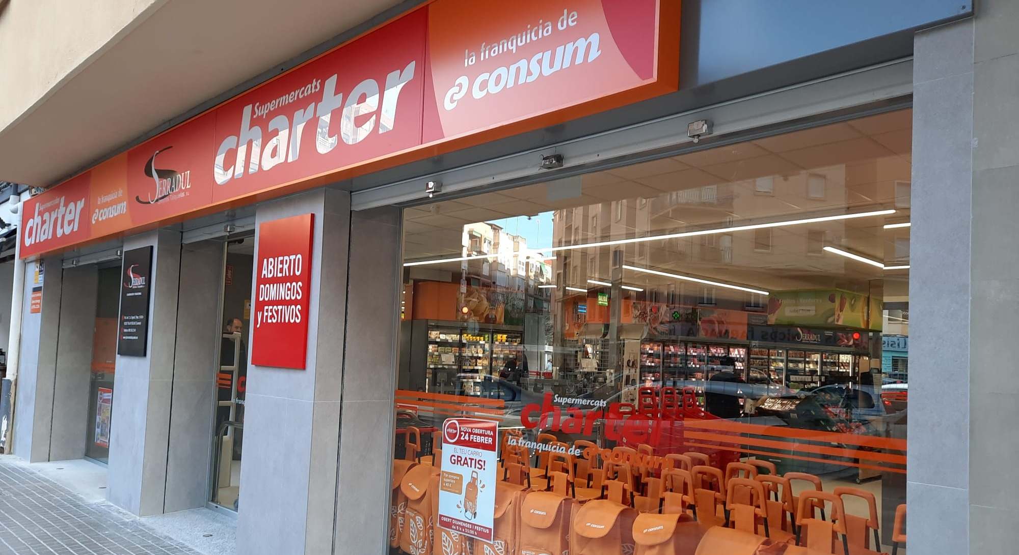 Una fachada de una tienda Charter.