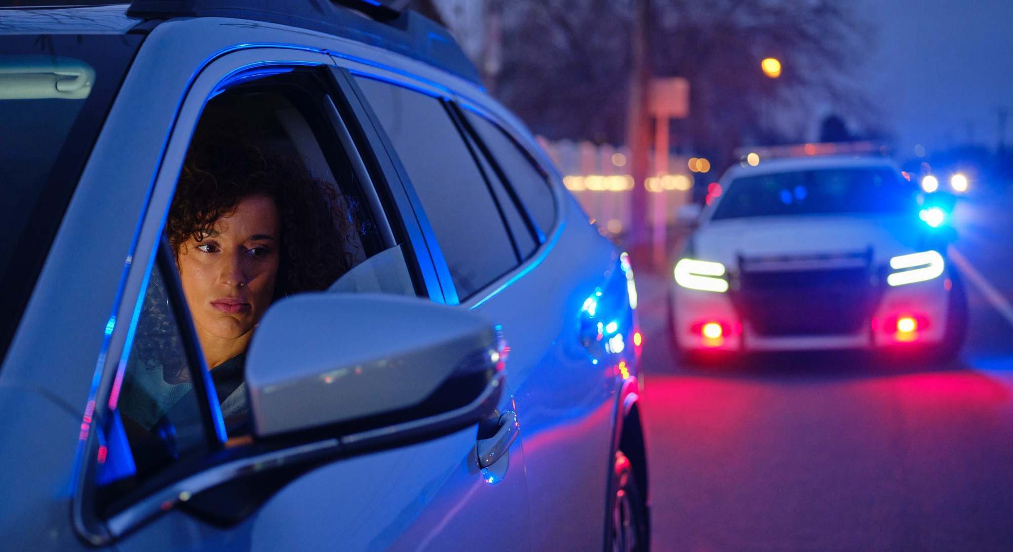 Policía estadounidense deteniendo un coche