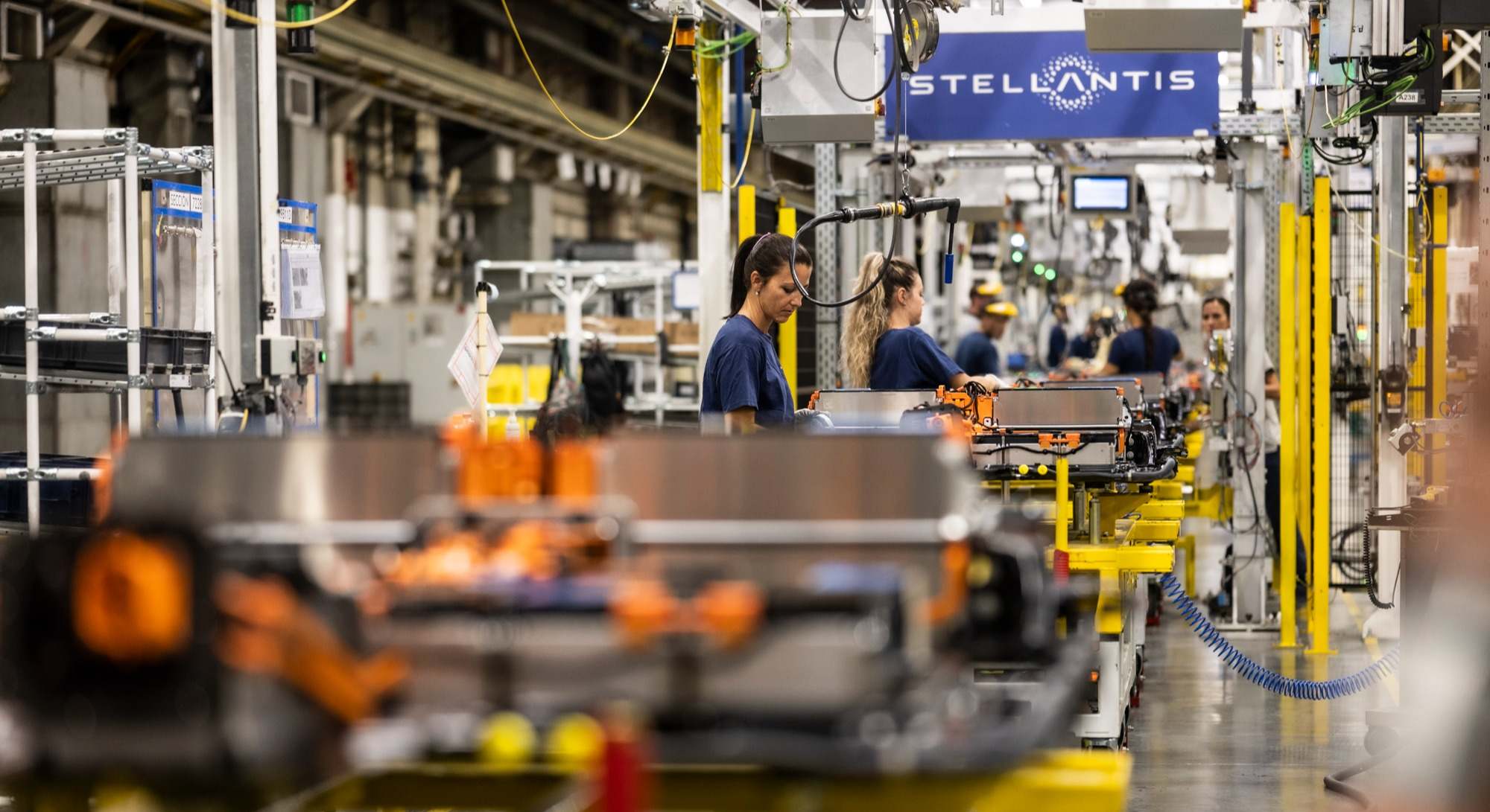 Empleados en la planta de Stellantis Zaragoza | Europa Press