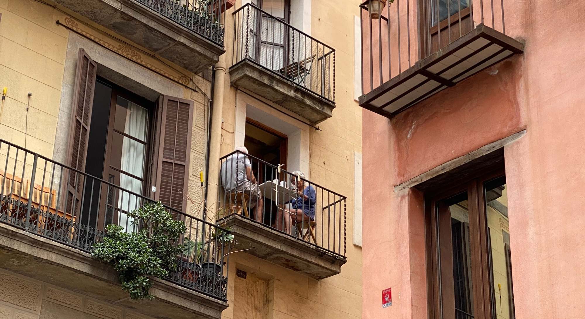 Dos personas en el balcón de su vivienda. Foto: iStock