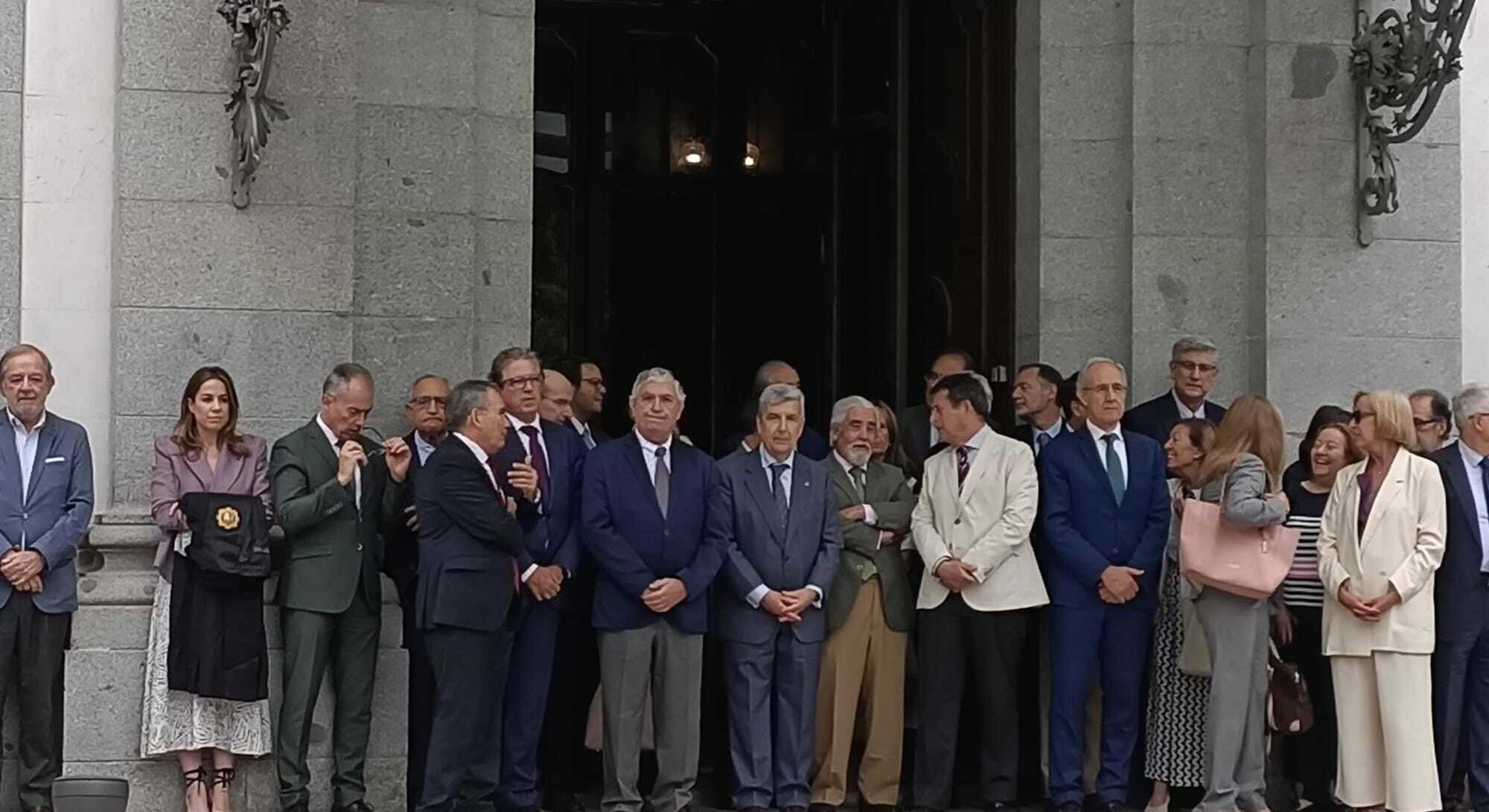Jueces y fiscales en un paro de 10 minutos en la puerta del Supremo como protesta a las reformas del Gobierno