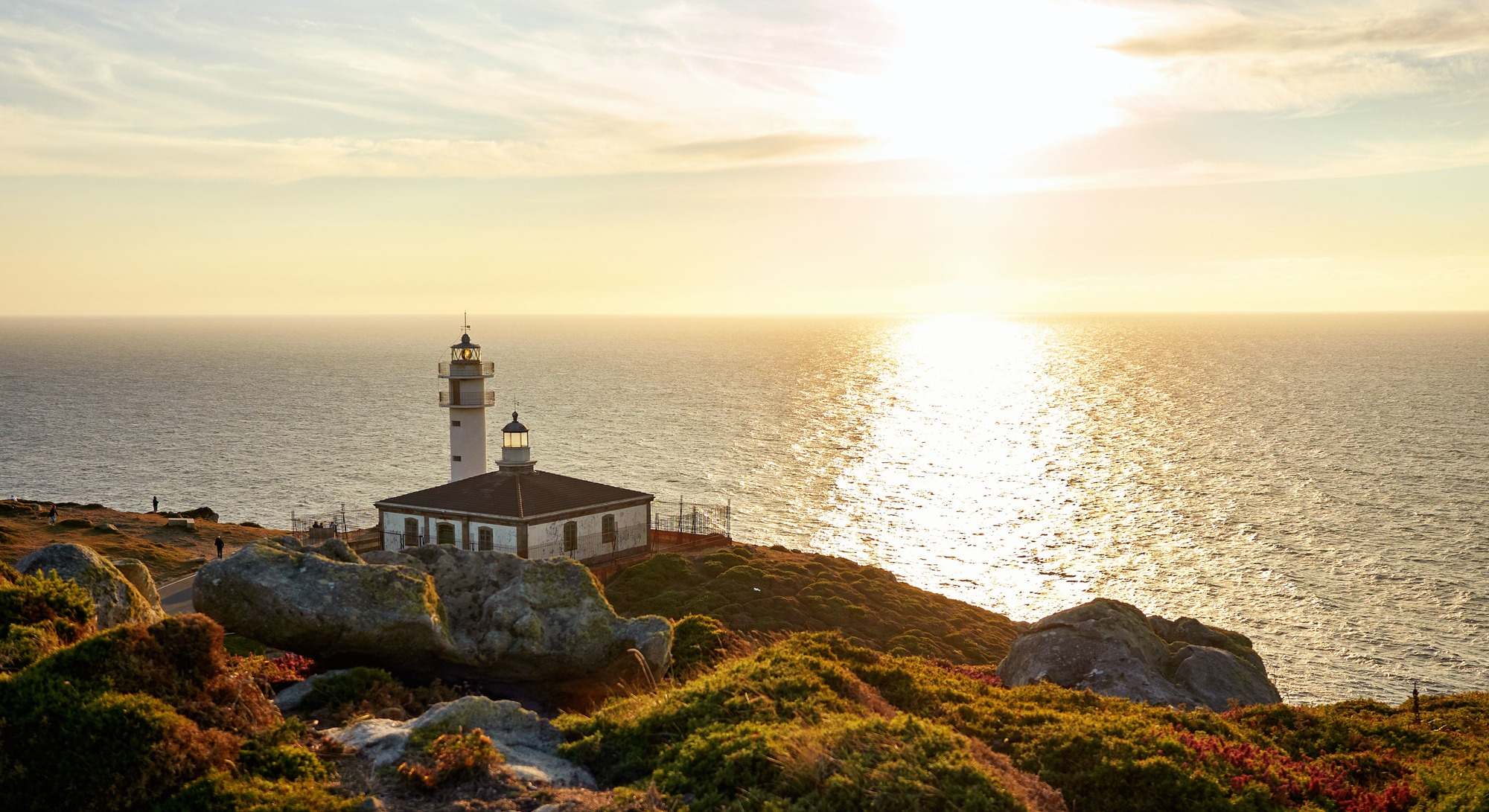 Faro de Tourinan en Muxía, costa gallega, España. Dos veces al año, al comienzo de la primavera y al final del verano, el cabo Touriñan se convierte en la última sombra para la puesta de sol en Europa continental