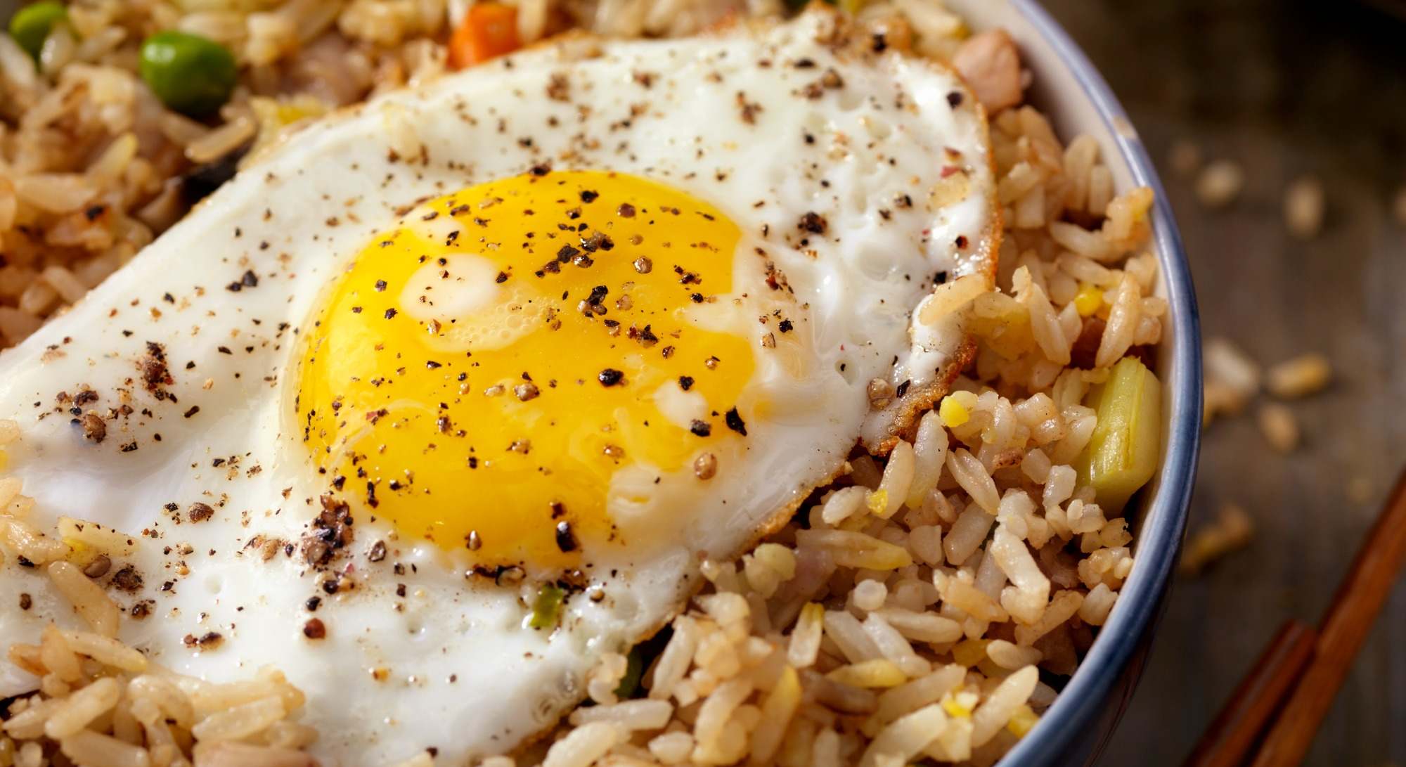 Plato de arroz con huevo