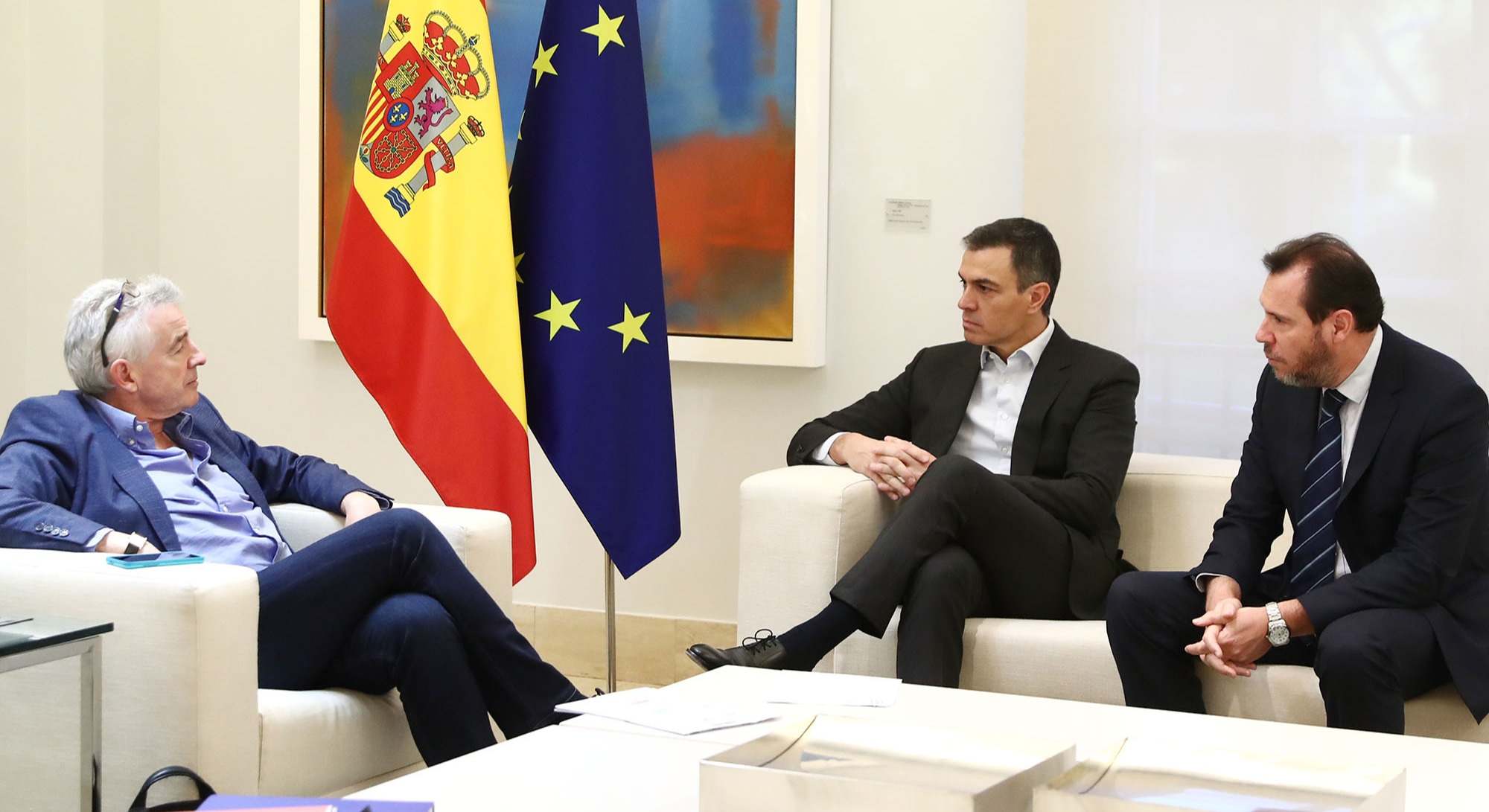 El CEO de Ryanair, Michael O'Leary (izda), reunido con el Presidente del Gobierno, Pedro Sánchez (centro), y el ministro de Transportes, Óscar Puente (dcha). / Pool Moncloa