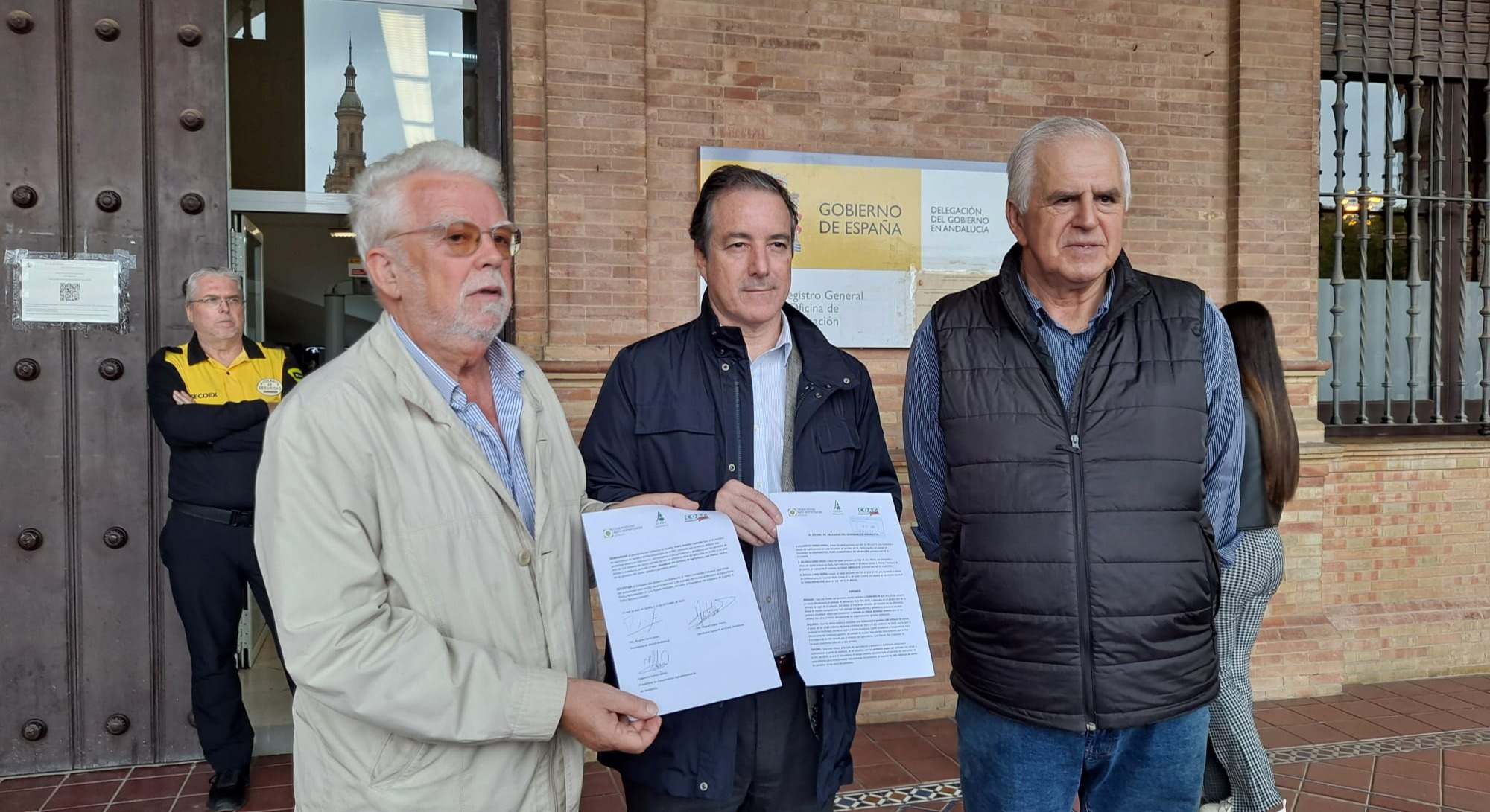 Ricardo Serra, Jaime Martínez-Conradi y Miguel López entregan el manifiesto en la Delegación del Gobierno en Andalucía.