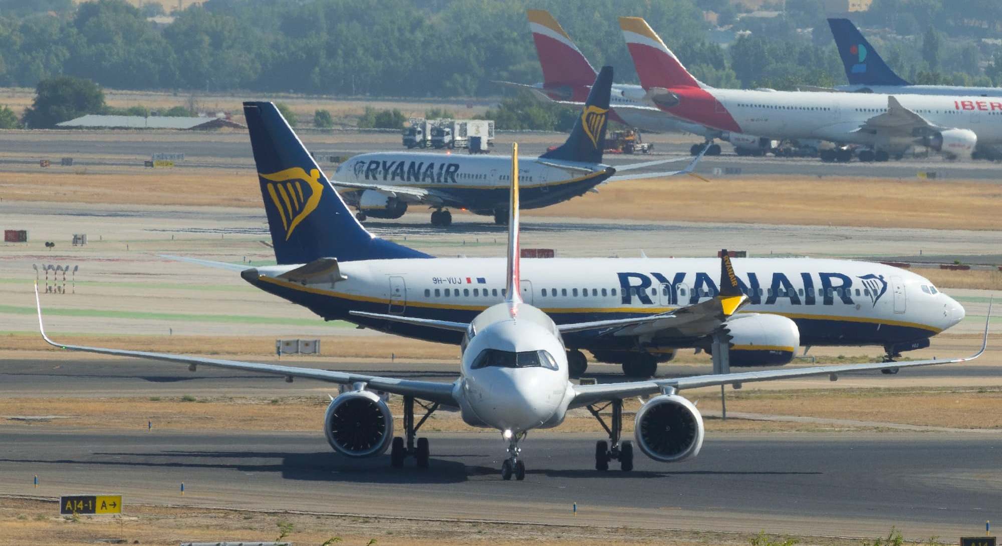 Aviones en la terminal 4 de Madrid. / EE