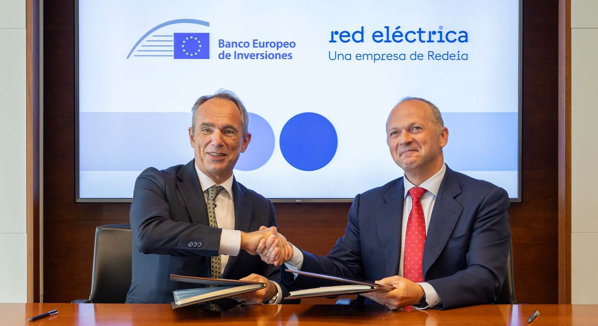 Jean-Christophe Laloux, director general de Operaciones para la UE del BEI, y Roberto García Merino, consejero delegado de Redeia. BEI