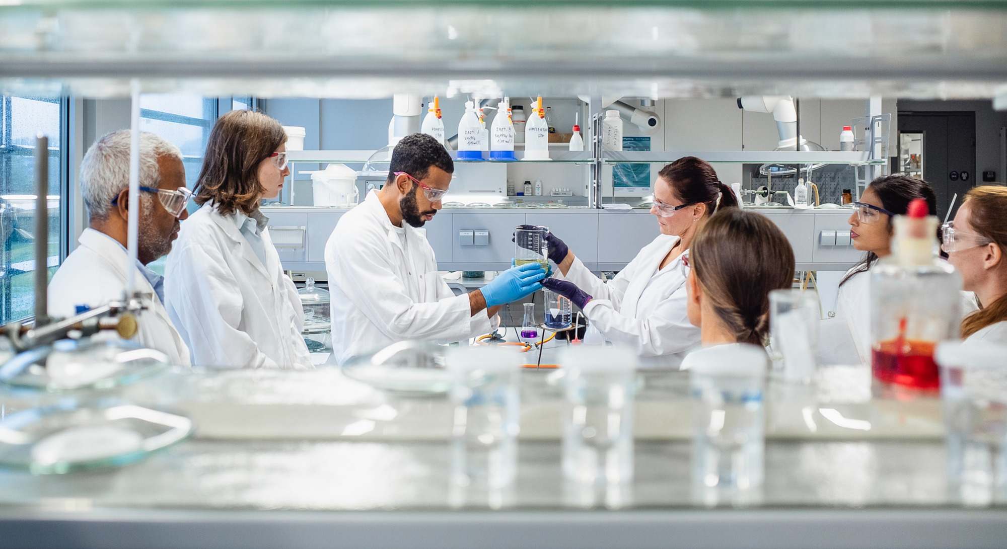 Varios científicos trabajando en un laboratorio