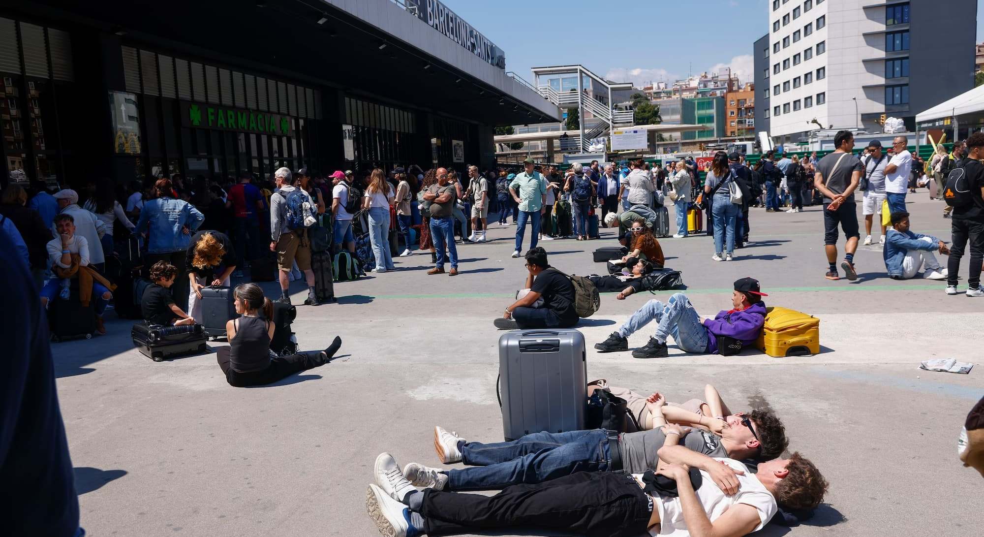 Viajeros fuera de la estación de Sants, cerrada al público. / EFE