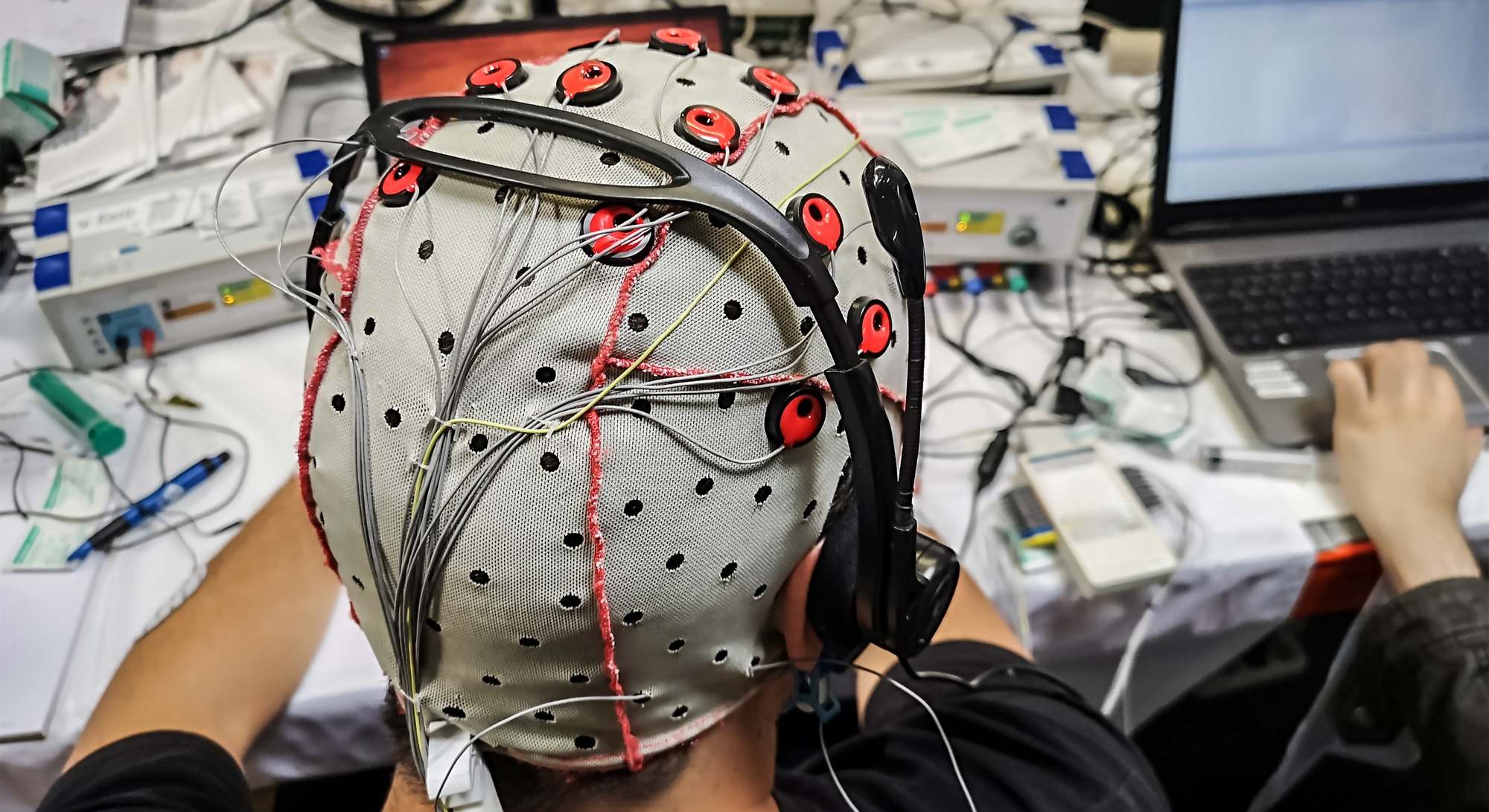 Un 'copiloto' de inteligencia artificial mejora hasta cuatro veces el rendimiento de una persona con parálisis: logra controlar un brazo robótico con la mente