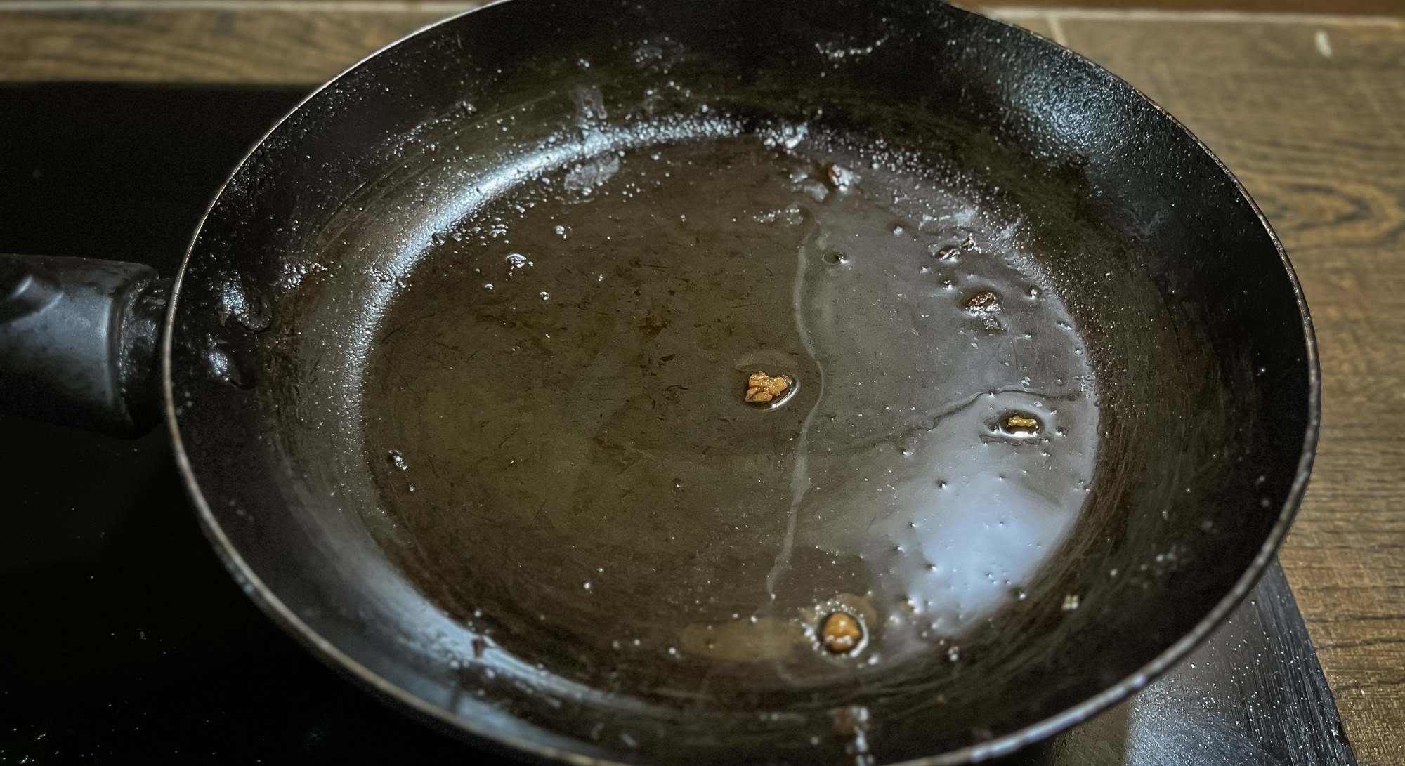 Sartén con aceite usado, quemada y oxidada. / Foto: iStock