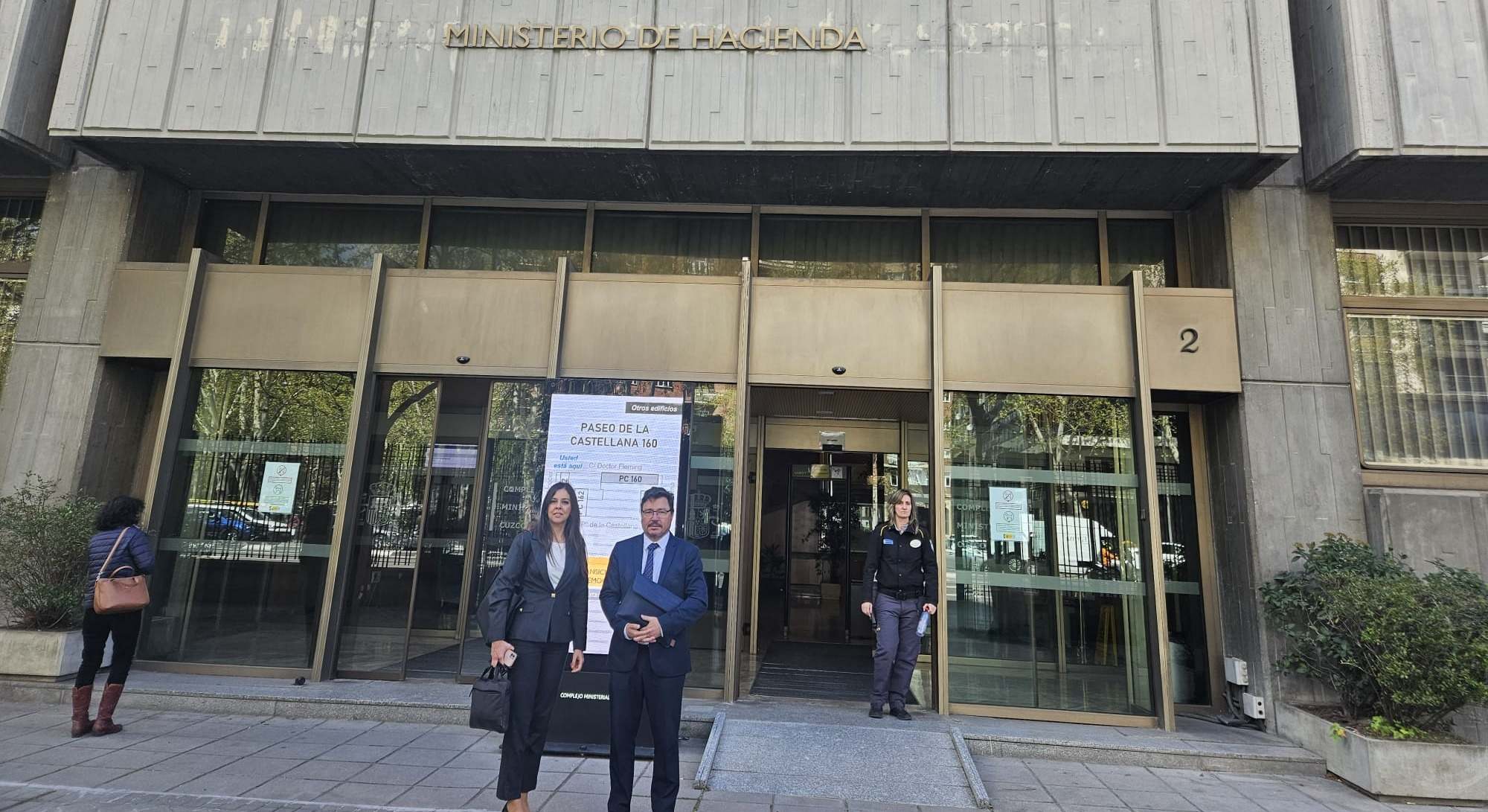 El consejero de Economía, Empleo y Transformación Digital, Guillermo Santamaría, y la secretaria general de Estado de Fondos Europeos, Mercedes Caballero
