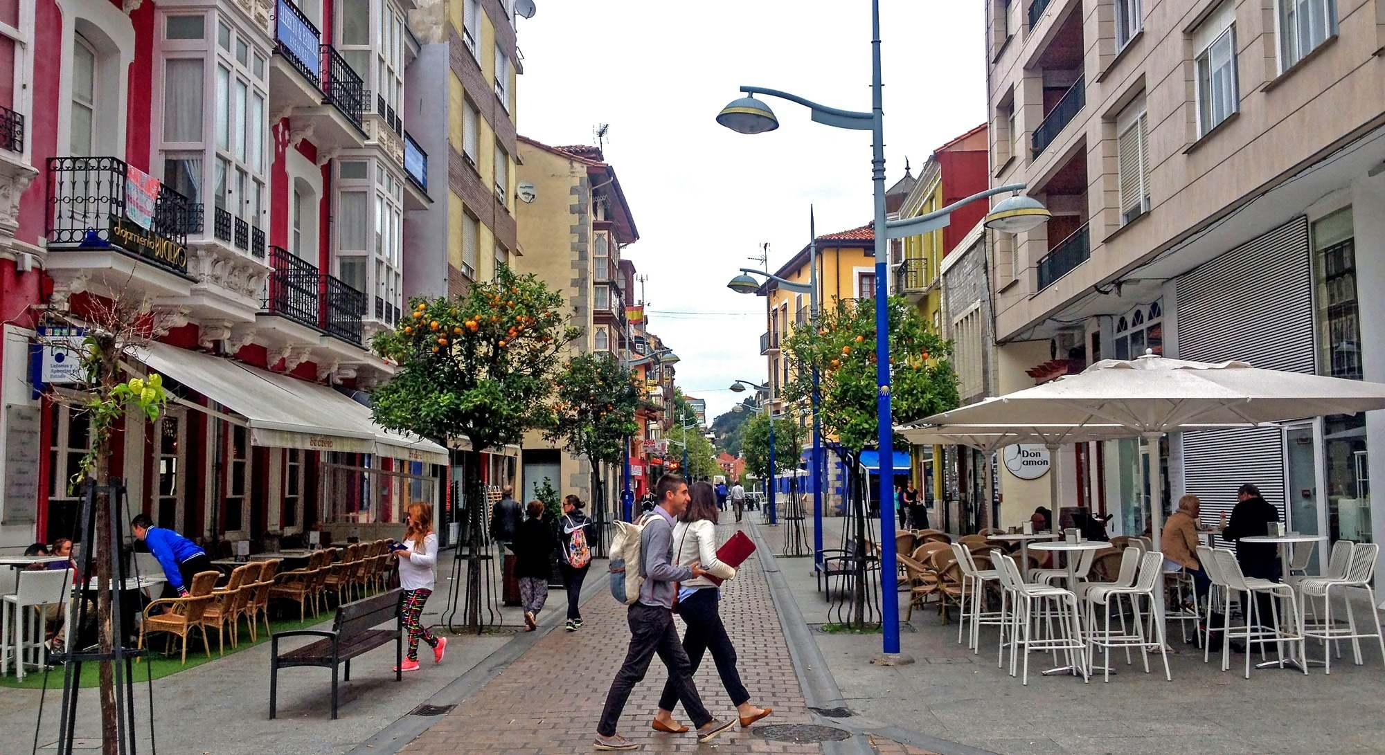 Una calle comercial en Cantabria