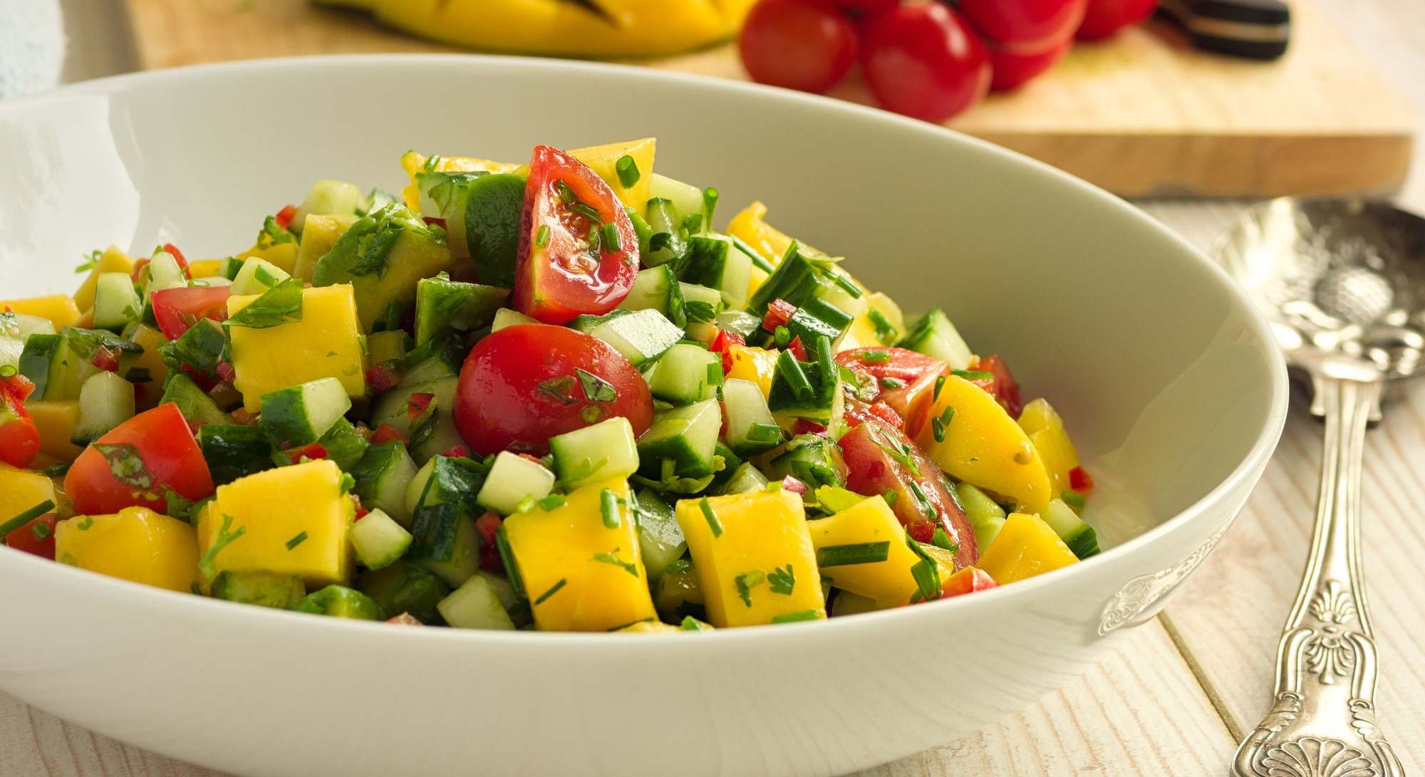 Ensalada de mango, pepino y aguacate