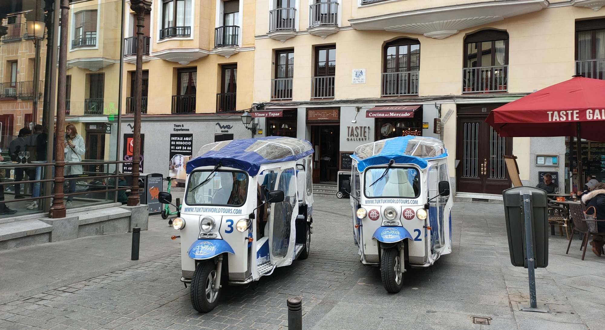 Dos vehículos tuk tuk en una calle de Madrid