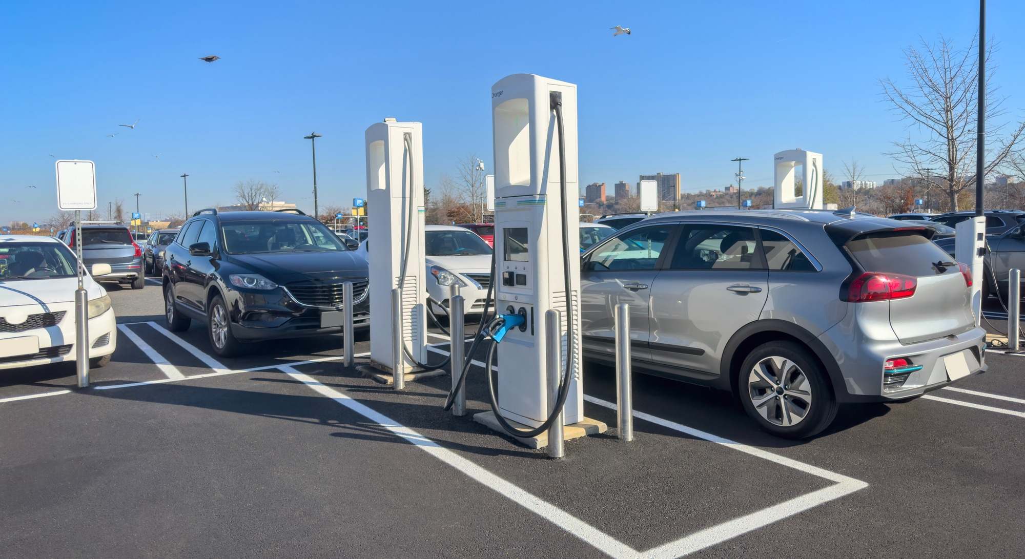 Sitio de carga de coche eléctrico en un aparcamiento