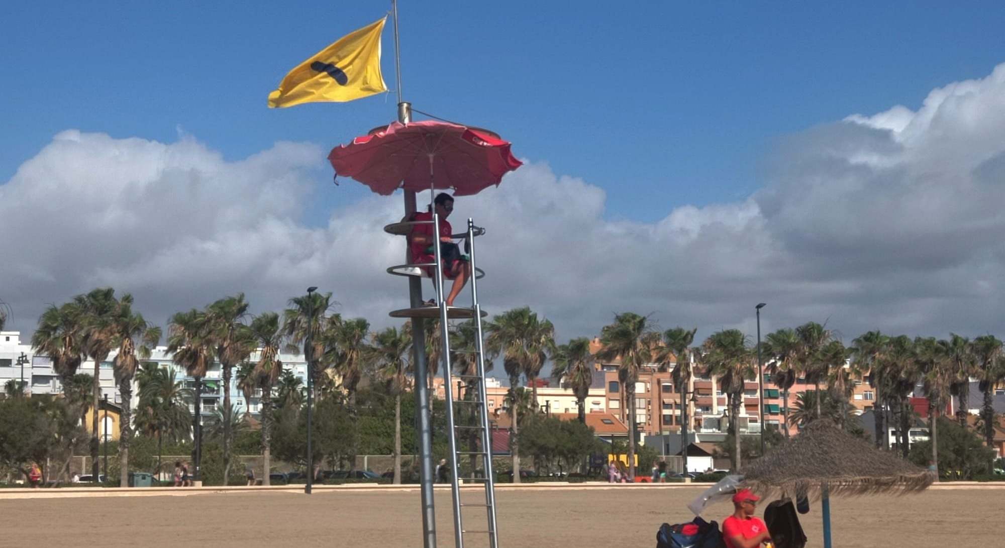 Un puesto de socorrismo en la playa de La Malvarrosa de Valencia.