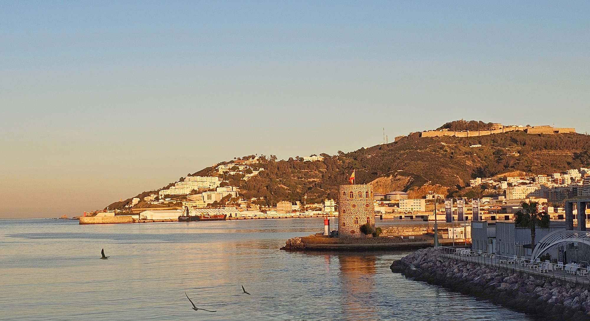 Las playas de Ceuta con un faro en un islote