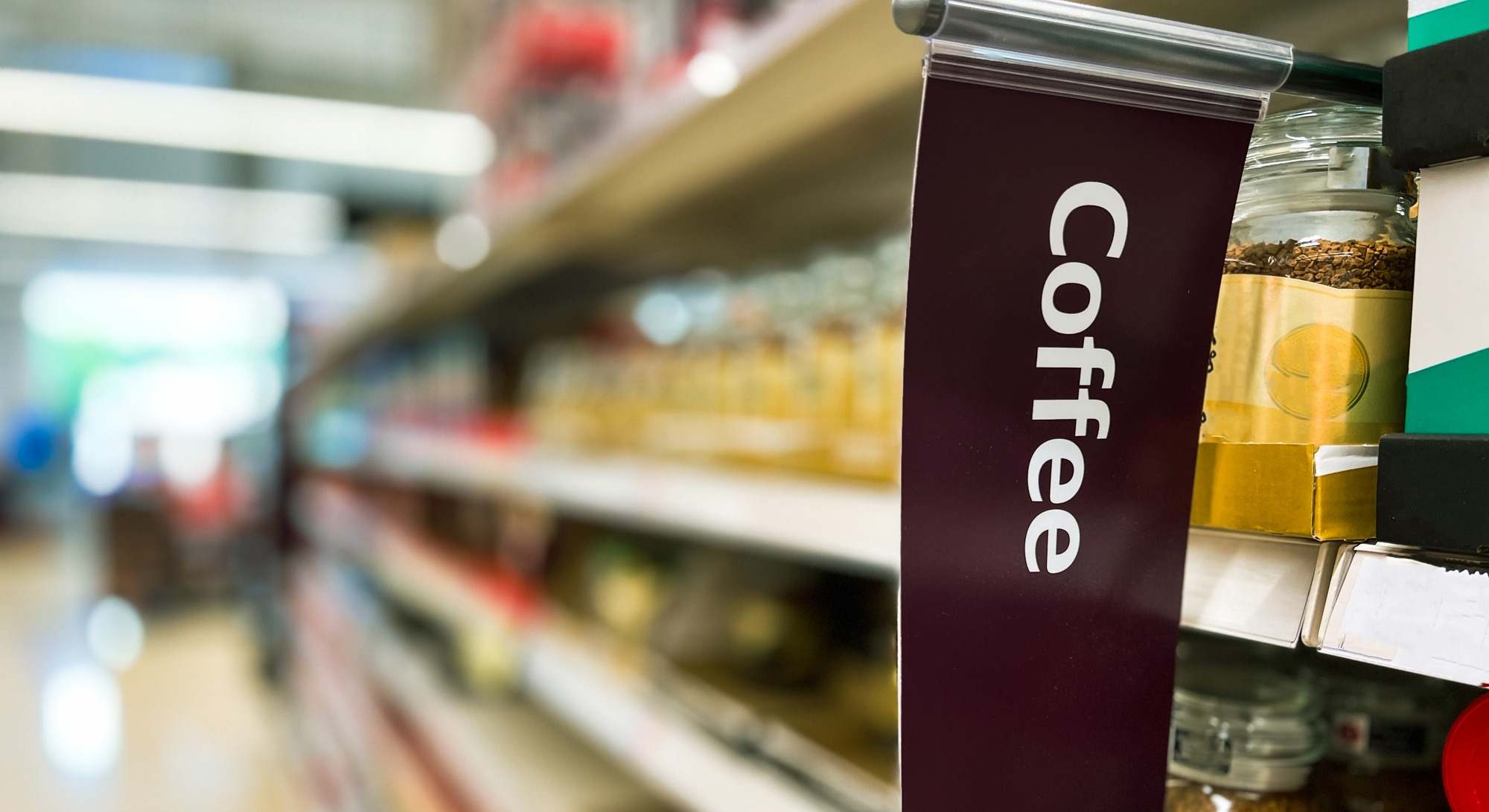 pasillo del café de un supermercado