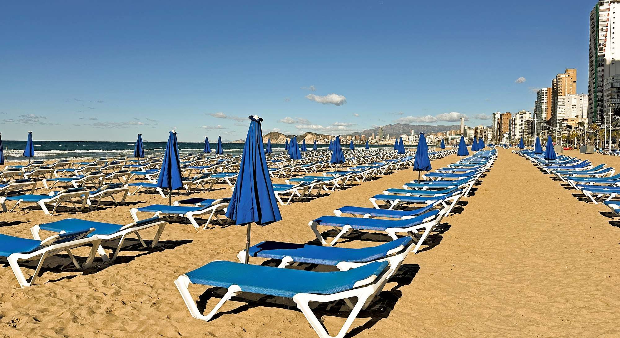 Fila de tumbonas en una playa de Alicante, en España. / Foto: iStock