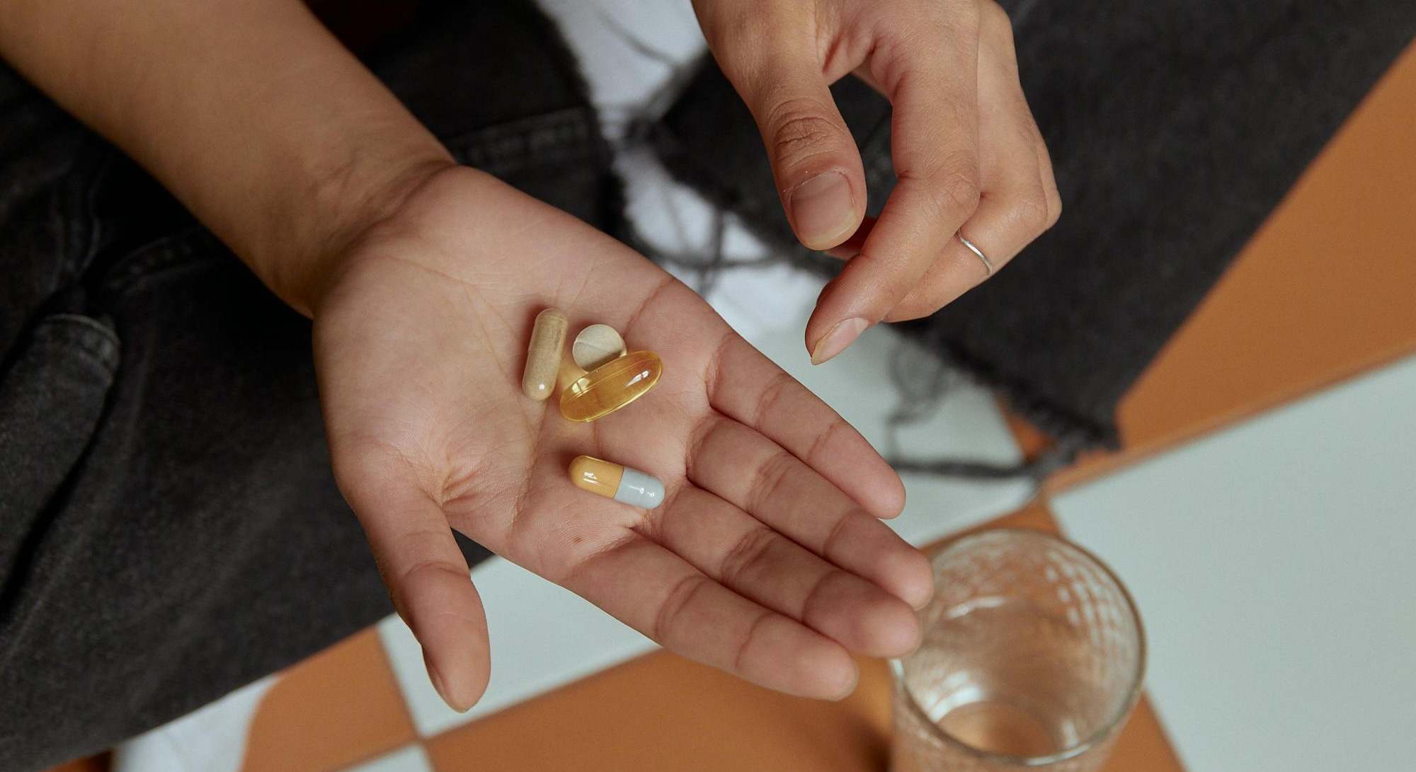 La vitamina D ayuda al cuerpo a absorber calcio, un elemento muy importante para sus huesos