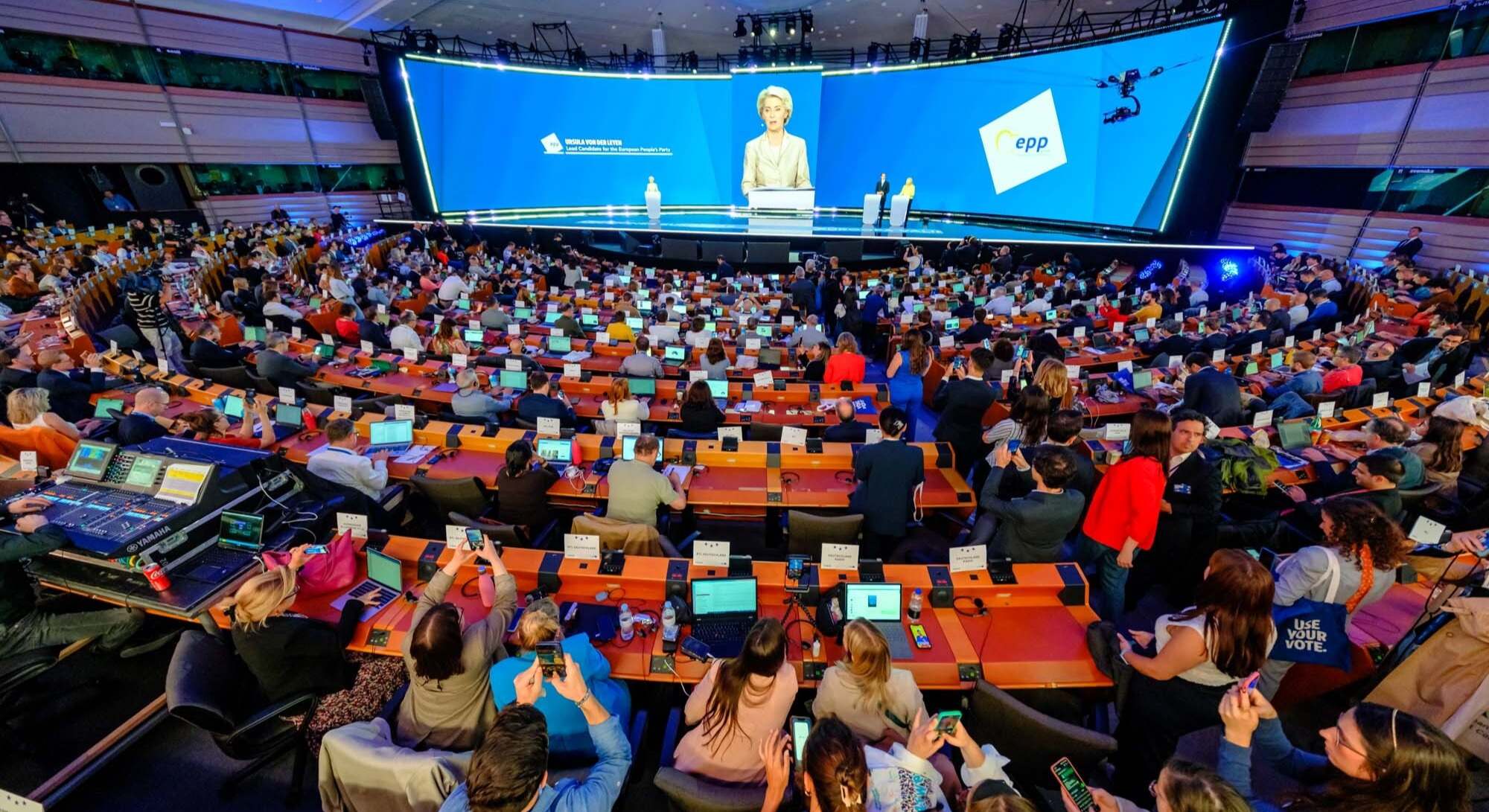 La presidenta de la Comisión Europea, Ursula Von der Leyen, comparece ante los medios, en el Parlamento Europeo, a 9 de junio de 2024