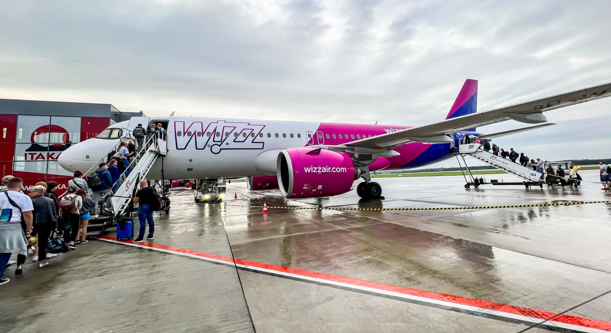 Pasajeros tomando sus asientos a bordo de un avión de Wizz