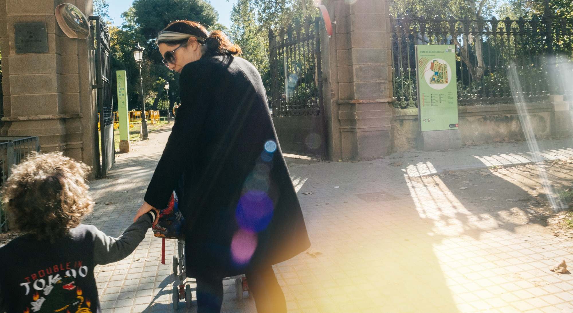 Una madre con su hijo entrando a un parque. Foto: iStock