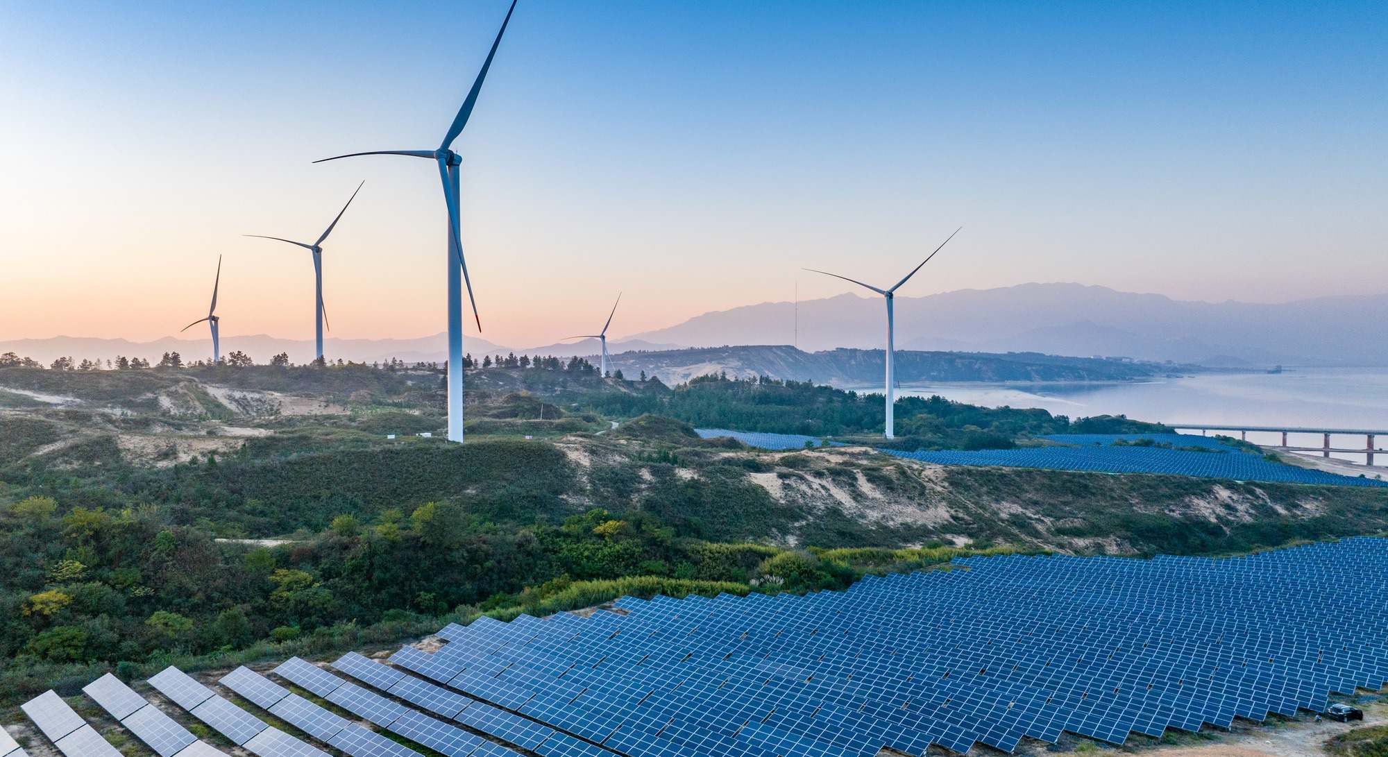Paisaje con molinos eólicos y placas solares