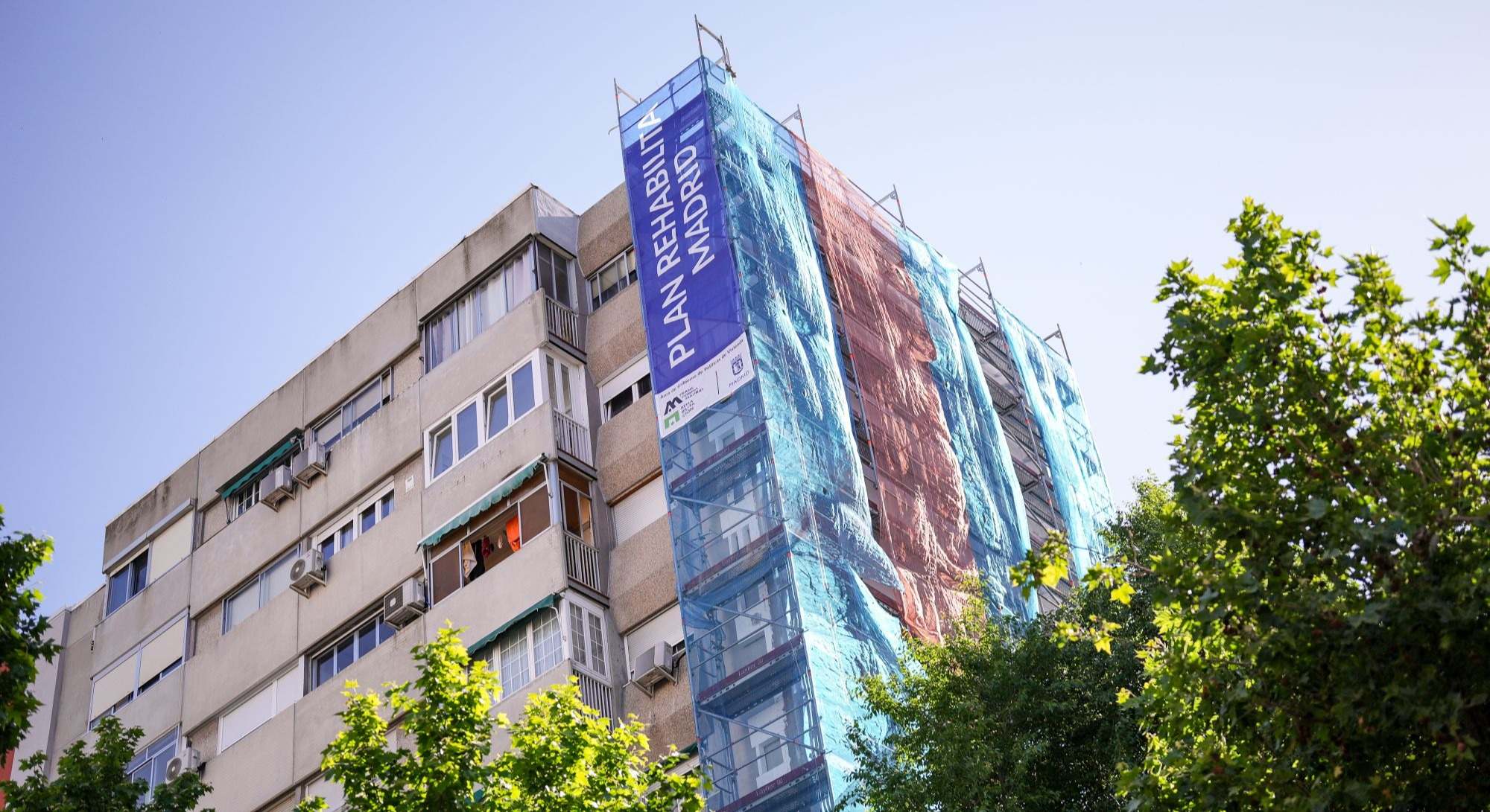 Fachada de un edificio del Poblado de Orcasitas rehabilitado por el Ayuntamiento de Madrid