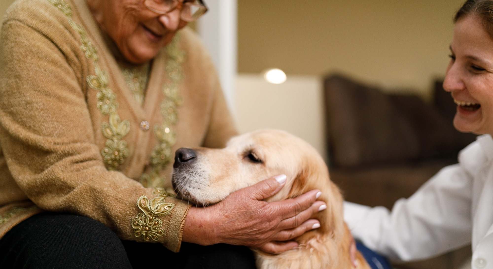 Mujer mayor acariciando un perro