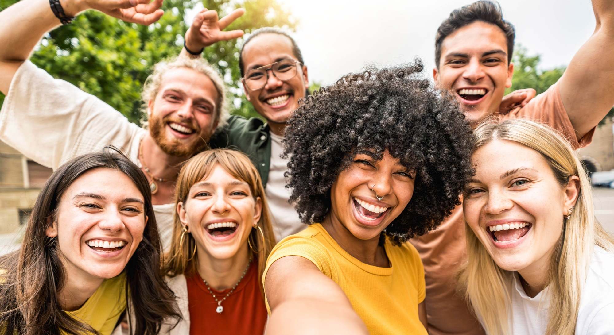 Un grupo de amigos haciéndose un selfie