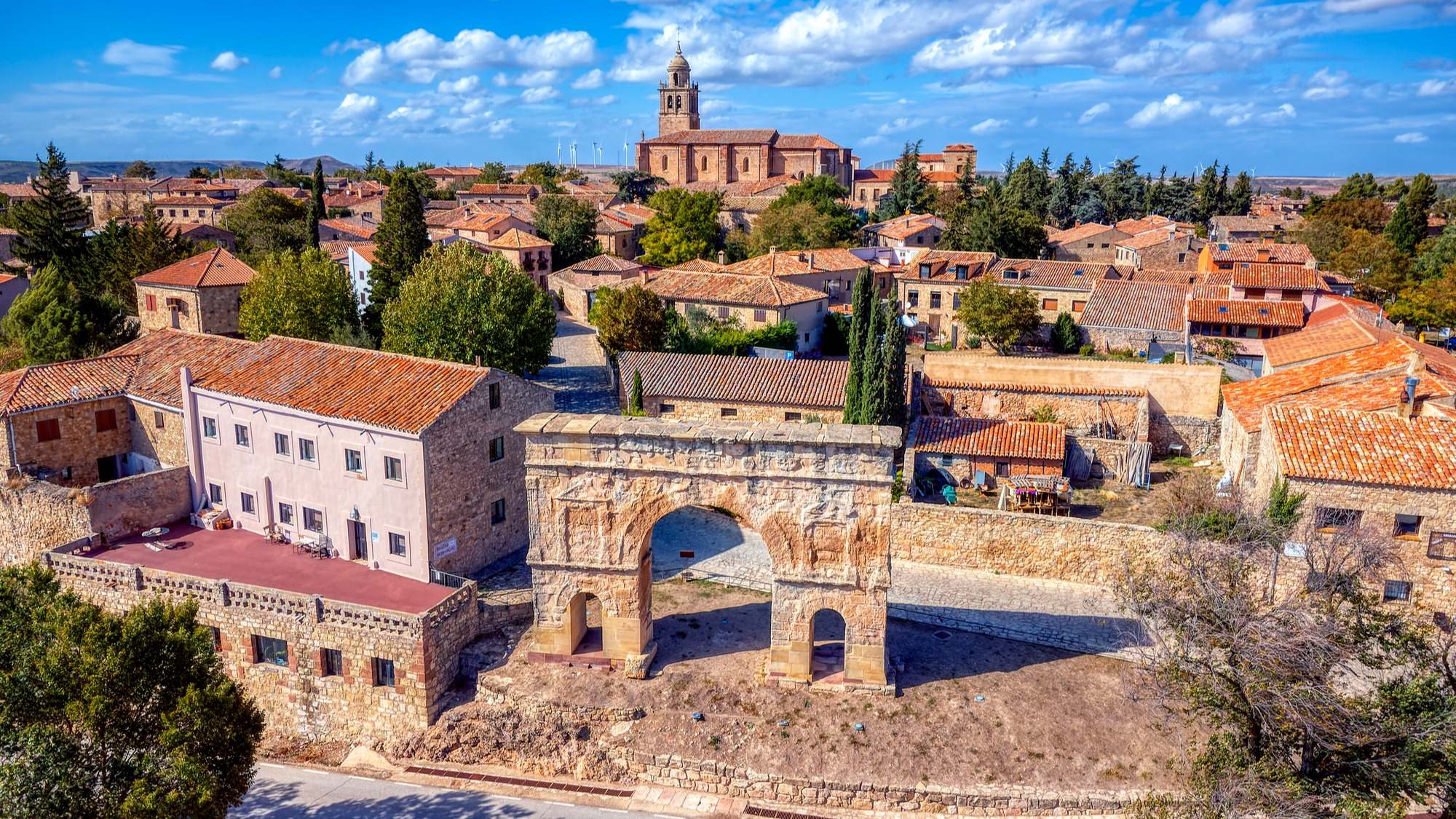 Vista aérea del Arco Romano de Medinaceli, Soria