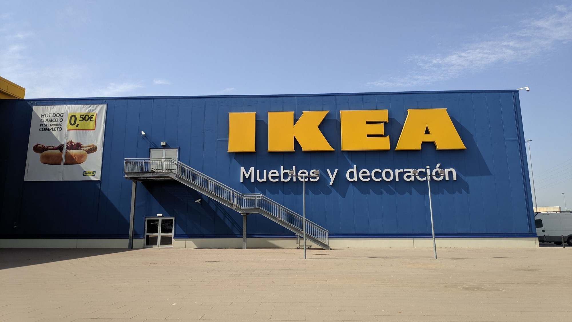 Vista de la fachada del edificio de la tienda de muebles IKEA en un día soleado