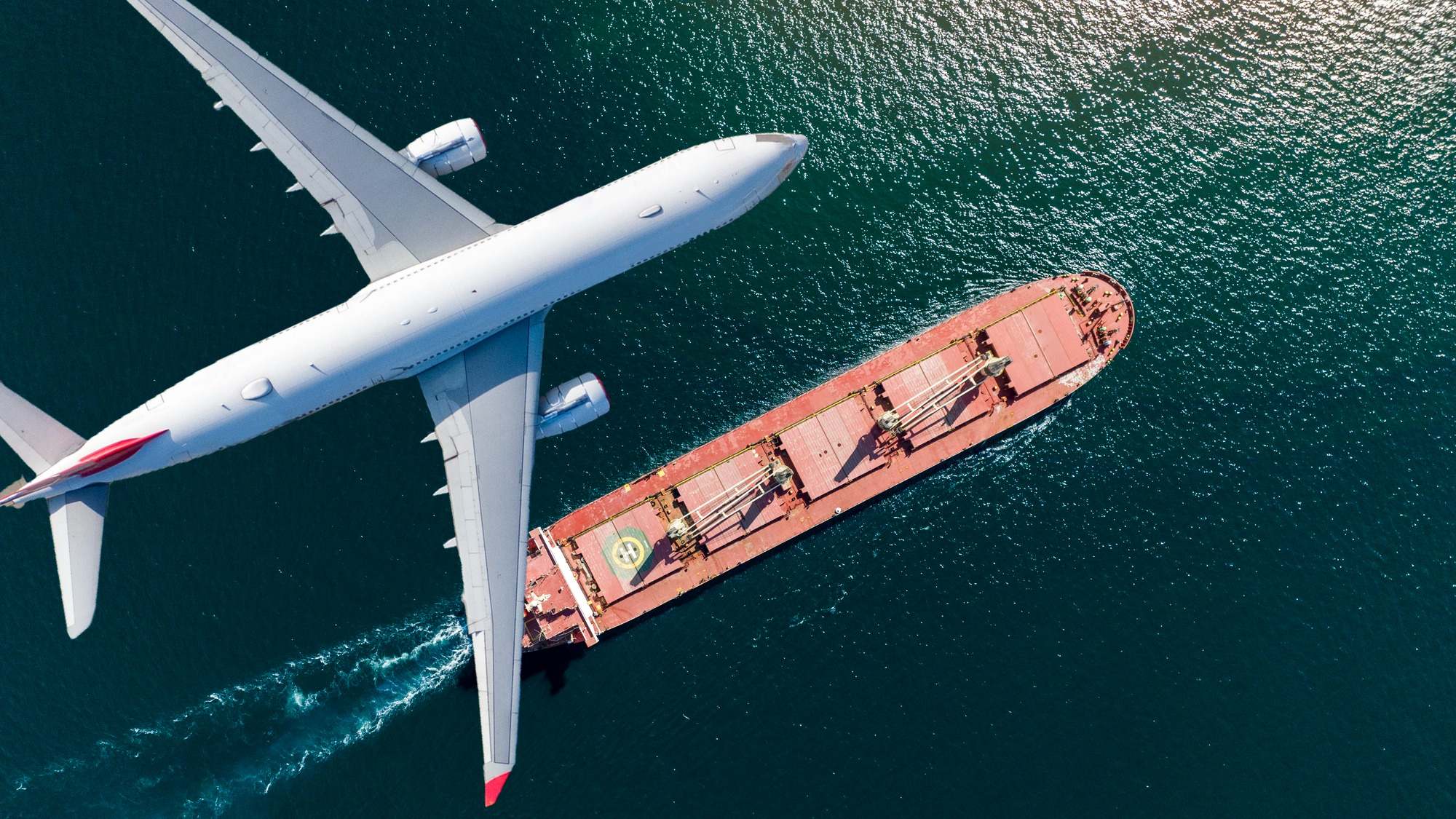Avión sobrevuela barco carguero