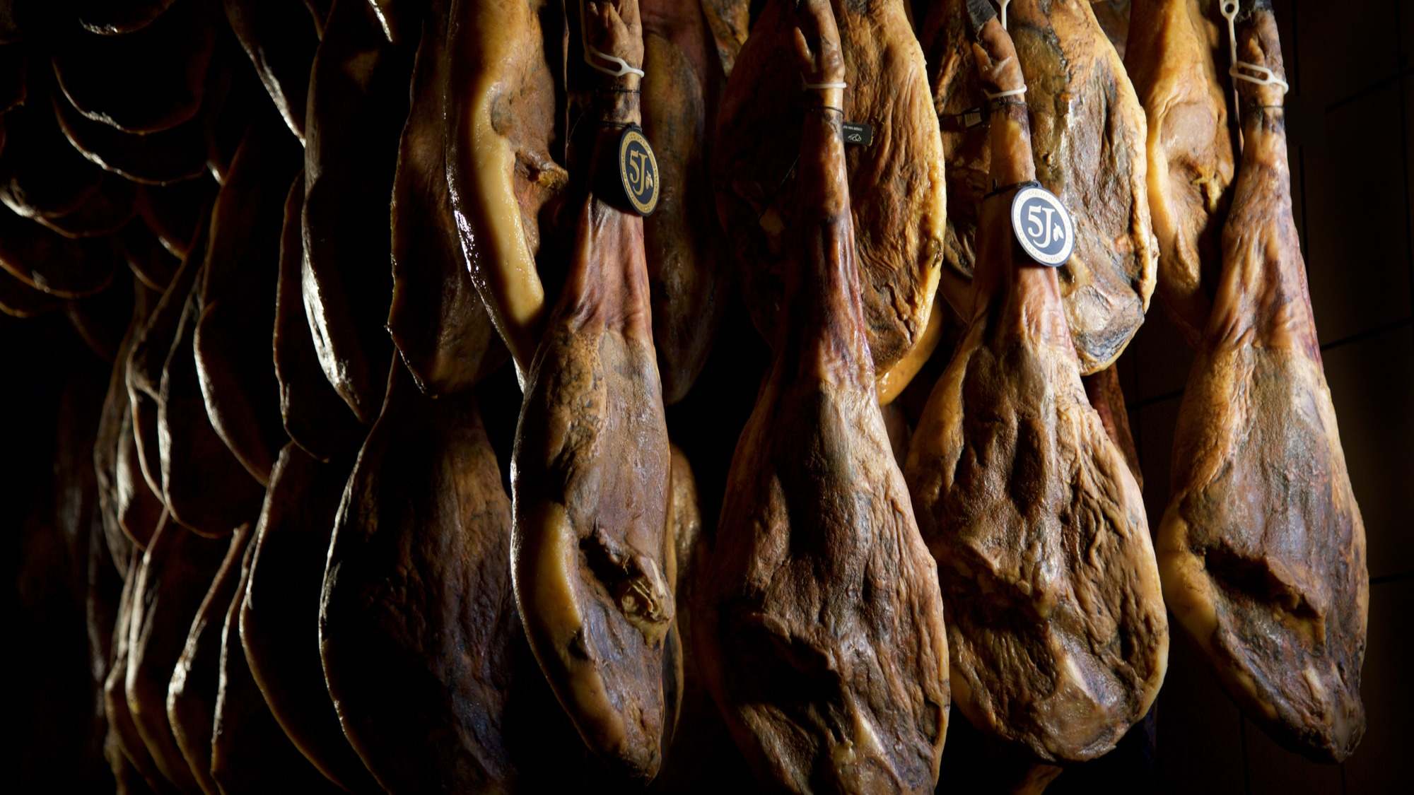 Cinco Jotas mantiene desde hace más de un siglo un sistema artesano para la elaboración de productos 100% ibéricos de bellota.