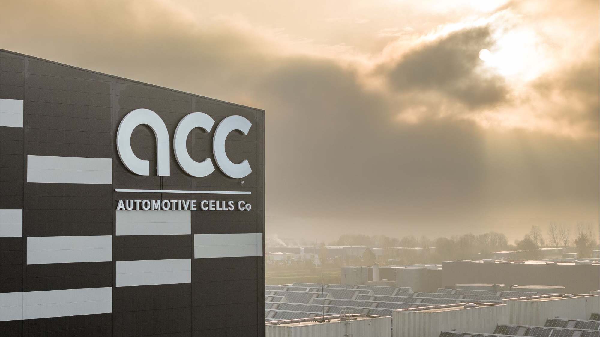 Logo de ACC en su gigafactoría de Douvrin