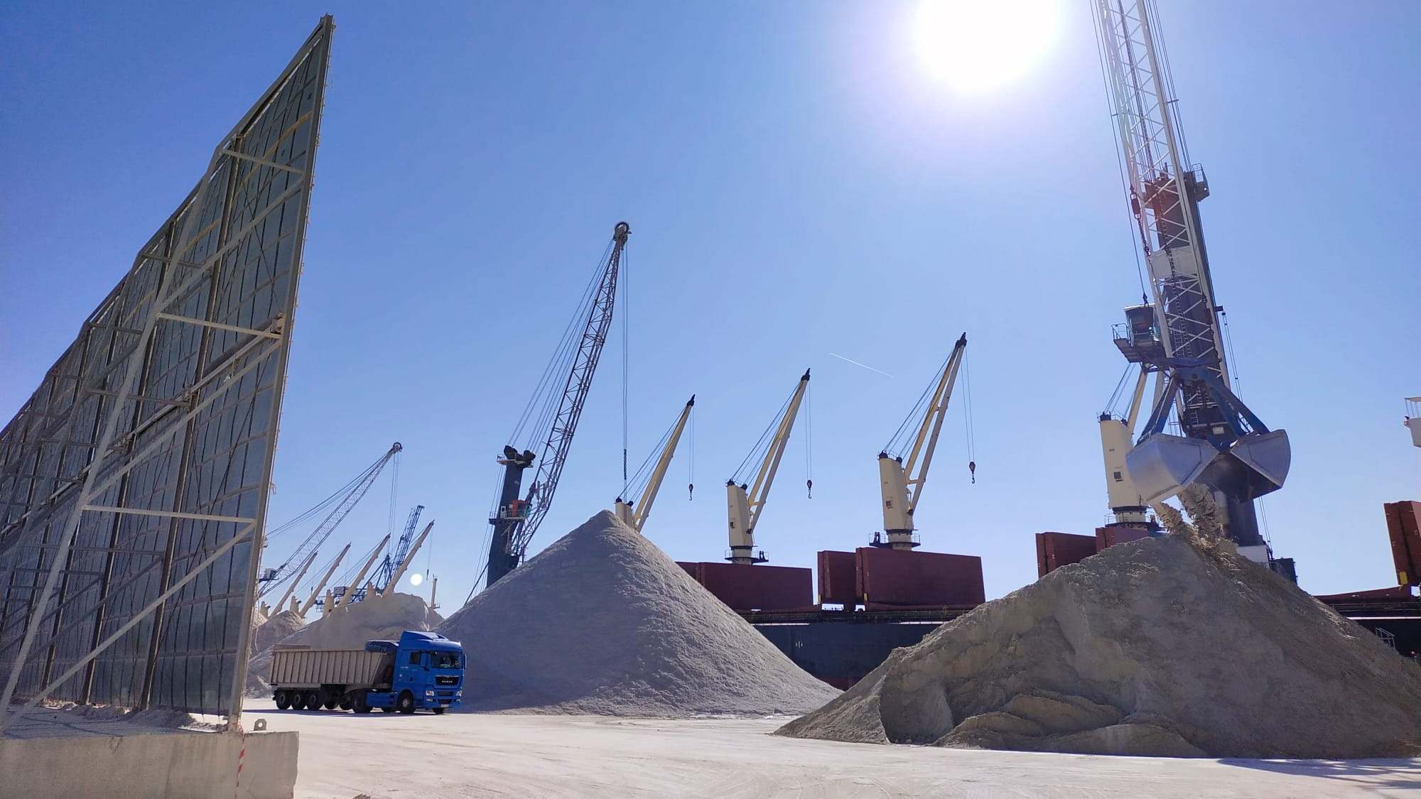 Graneles para la cerámica en el puerto de Castellón.