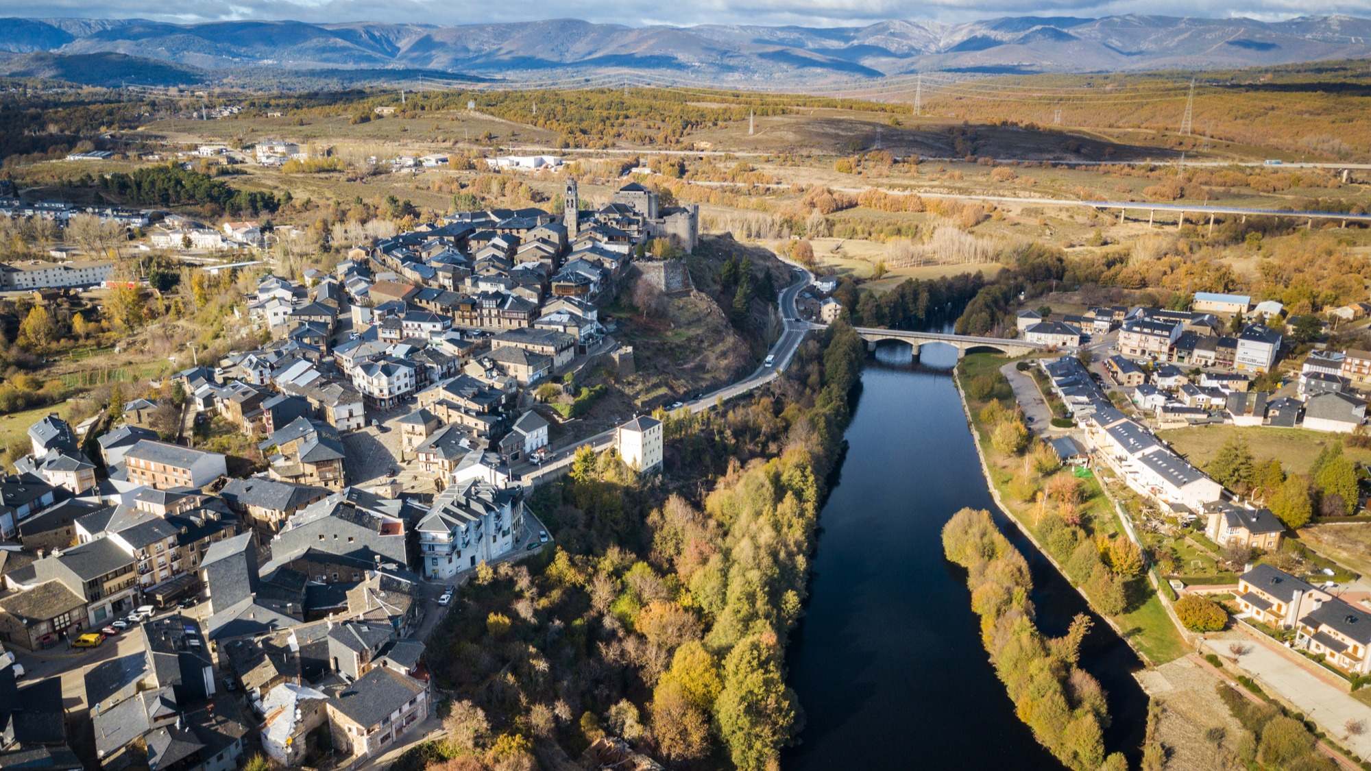 Vista aérea de la pequeña ciudad de Puebla de Sanabria en Zamora