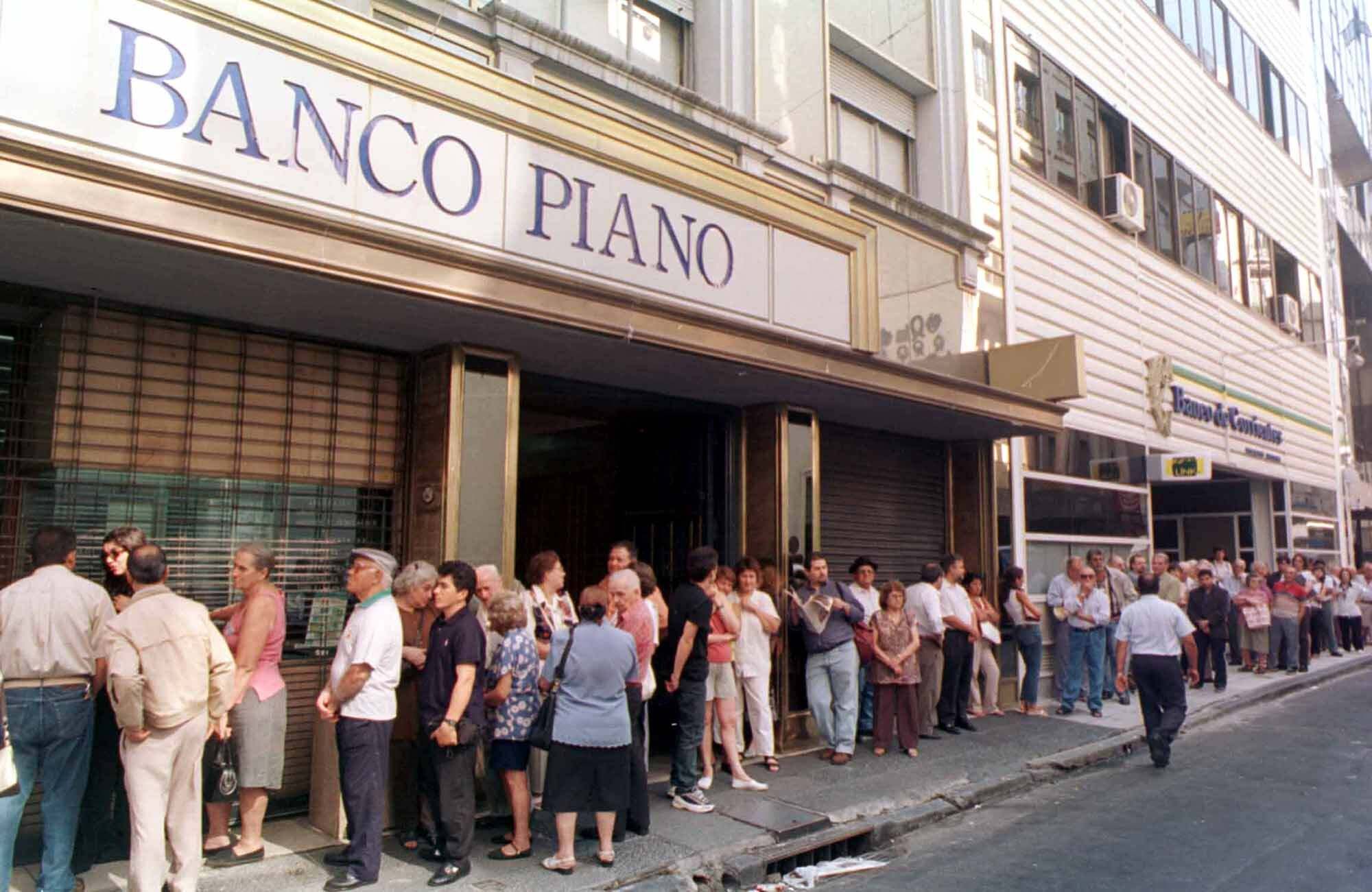 Colas ante un banco durante el corralito de 2001.
