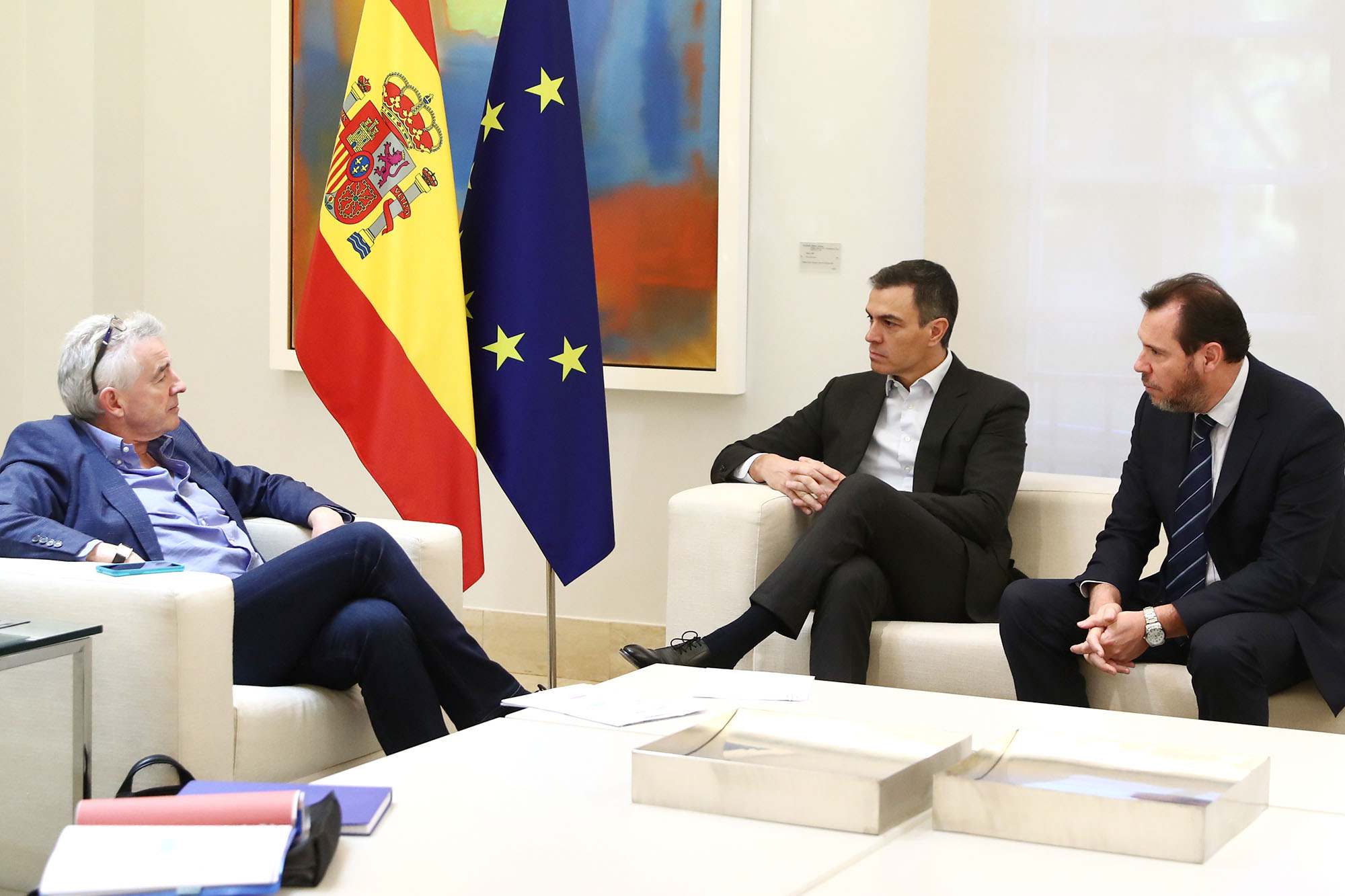 El presidente de Ryanair, Michael O'Leary; el Presidente del Gobierno, Pedro Sánchez, y el Ministro de Transportes, Óscar Puente.