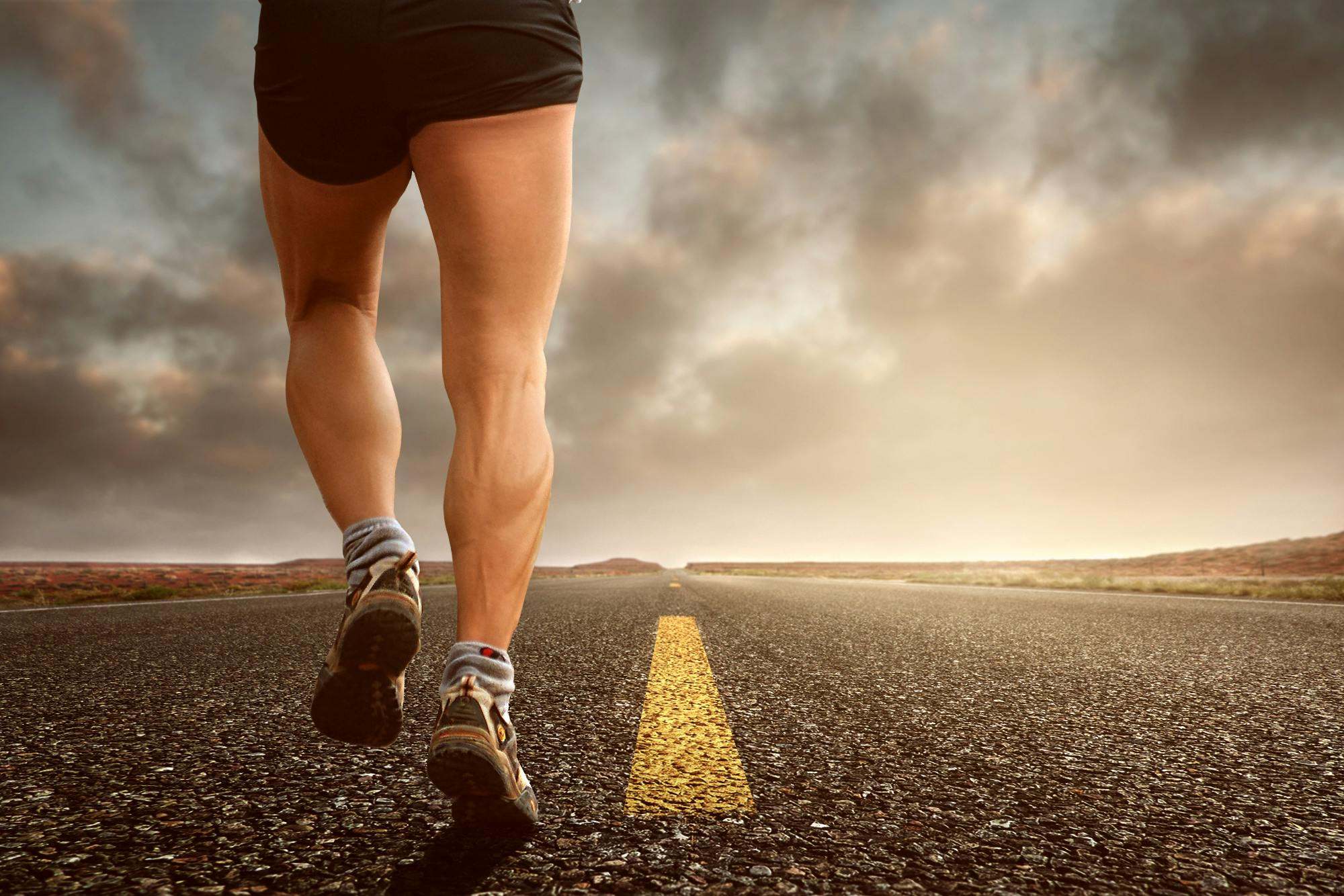 Una persona corre por la carretera en España
