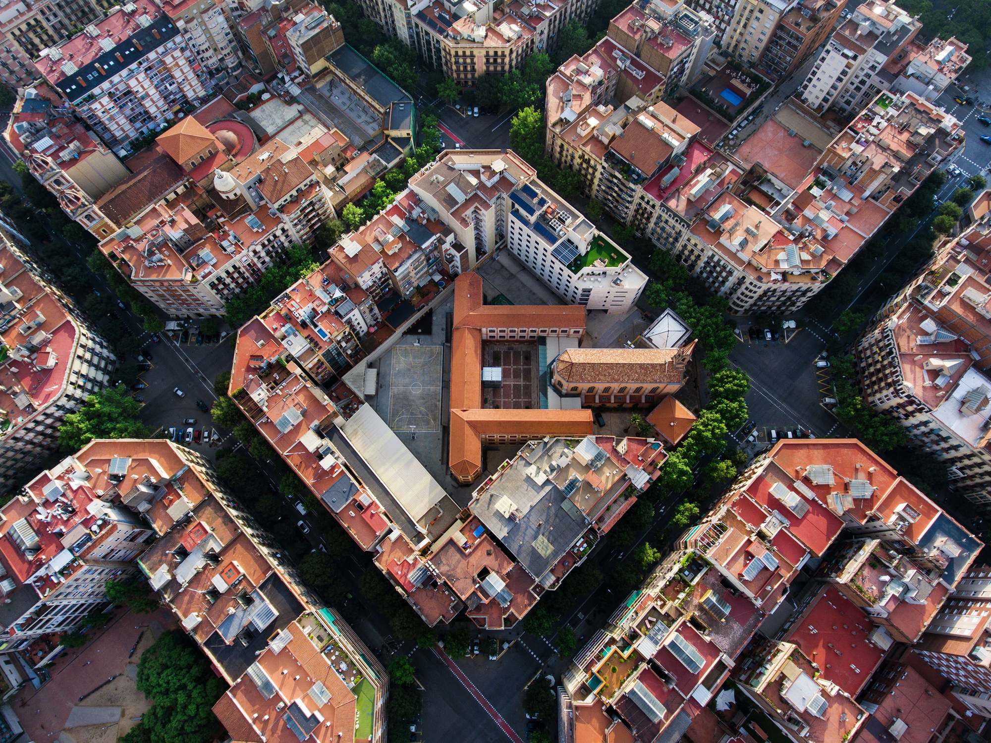 Vista con drones de los famosos barrios de Barcelona